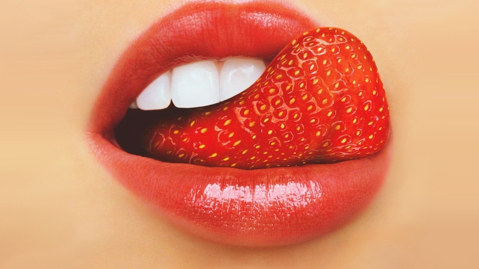 Обои девушка, макро, губы, язык-клубничка, girl, macro, lips, language-strawberry разрешение 1920x1200 Загрузить