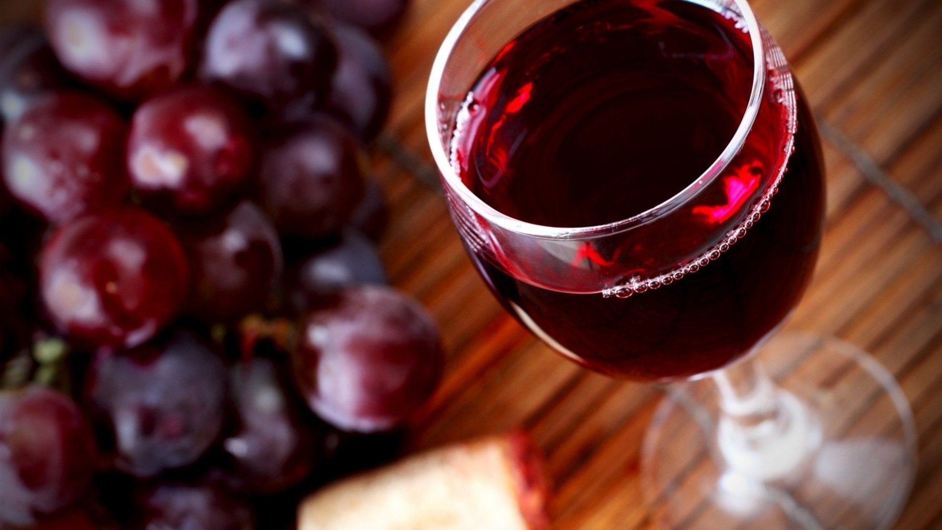 Обои виноград, бокал, вино, красное, пробка, grapes, glass, wine, red, tube разрешение 1920x1360 Загрузить