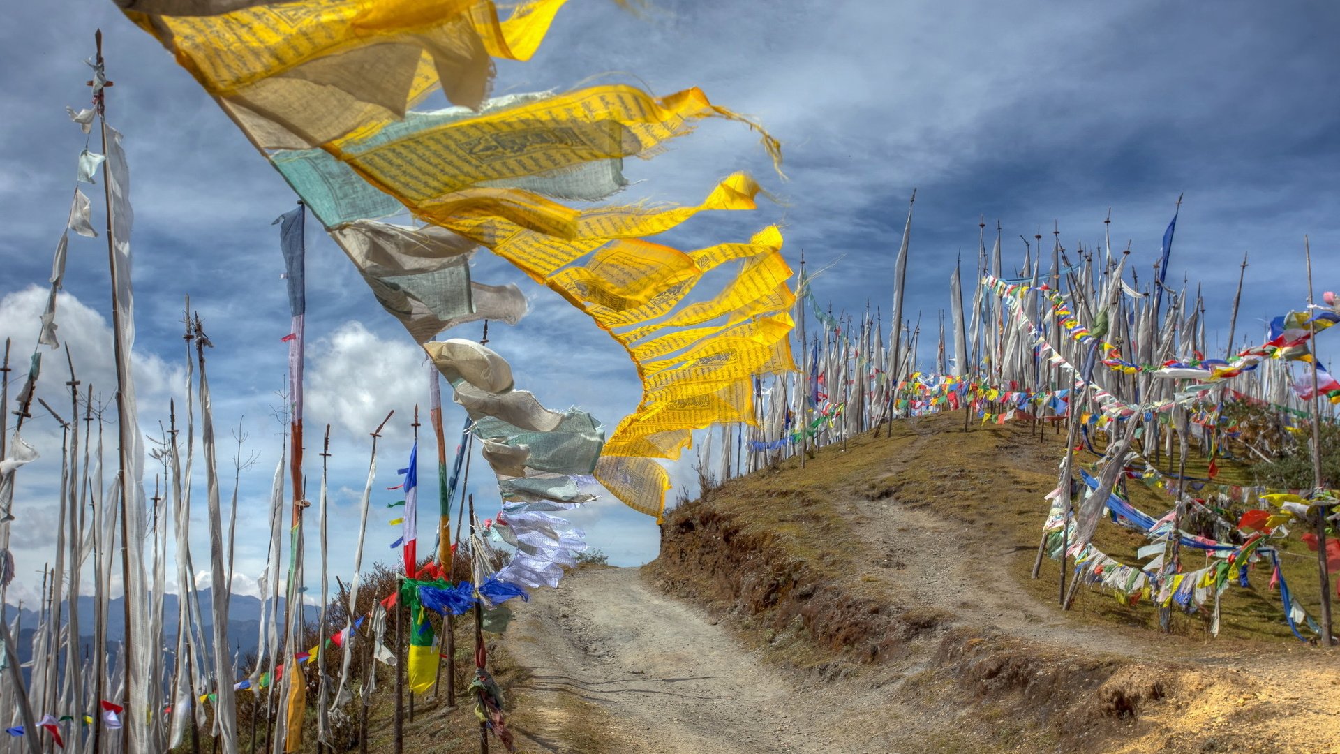 Обои бутан, chele la pass, молитвенные флаги, bhutan, prayer flags разрешение 2047x1294 Загрузить