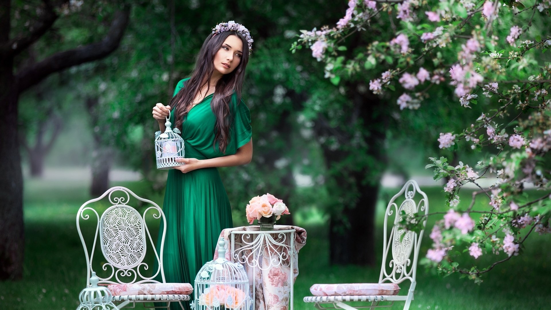 Обои деревья, платье, брюнетка, весна, венок, стулья, trees, dress, brunette, spring, wreath, chairs разрешение 1920x1215 Загрузить