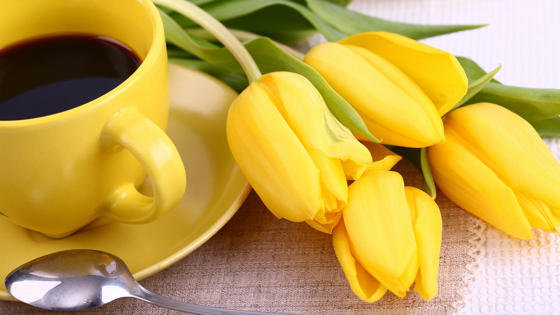 Обои цветы, кофе, тюльпаны, чашка, завтрак, желтые, flowers, coffee, tulips, cup, breakfast, yellow разрешение 2880x1920 Загрузить