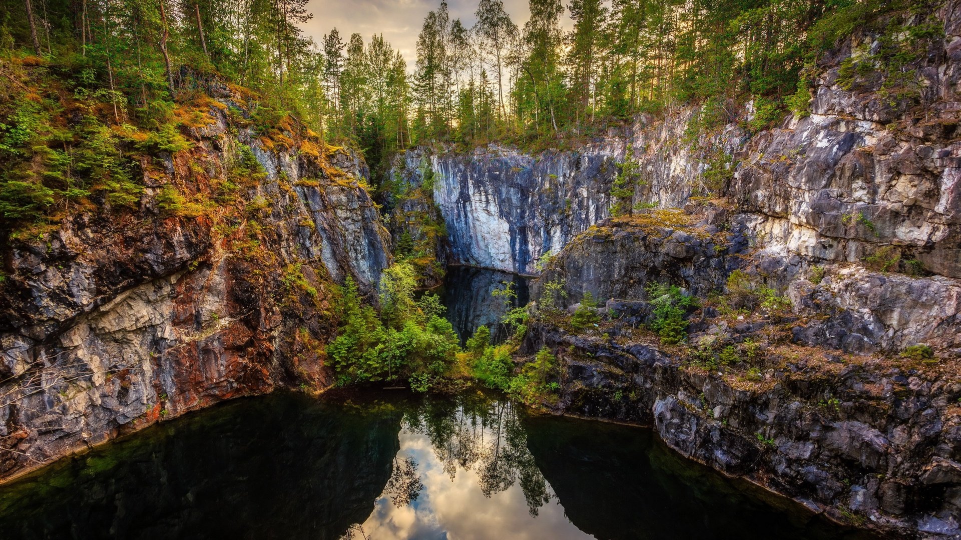 Обои деревья, grythyttan, вода, озеро, скалы, лес, отражение, каньон, швеция, trees, water, lake, rocks, forest, reflection, canyon, sweden разрешение 2880x1920 Загрузить