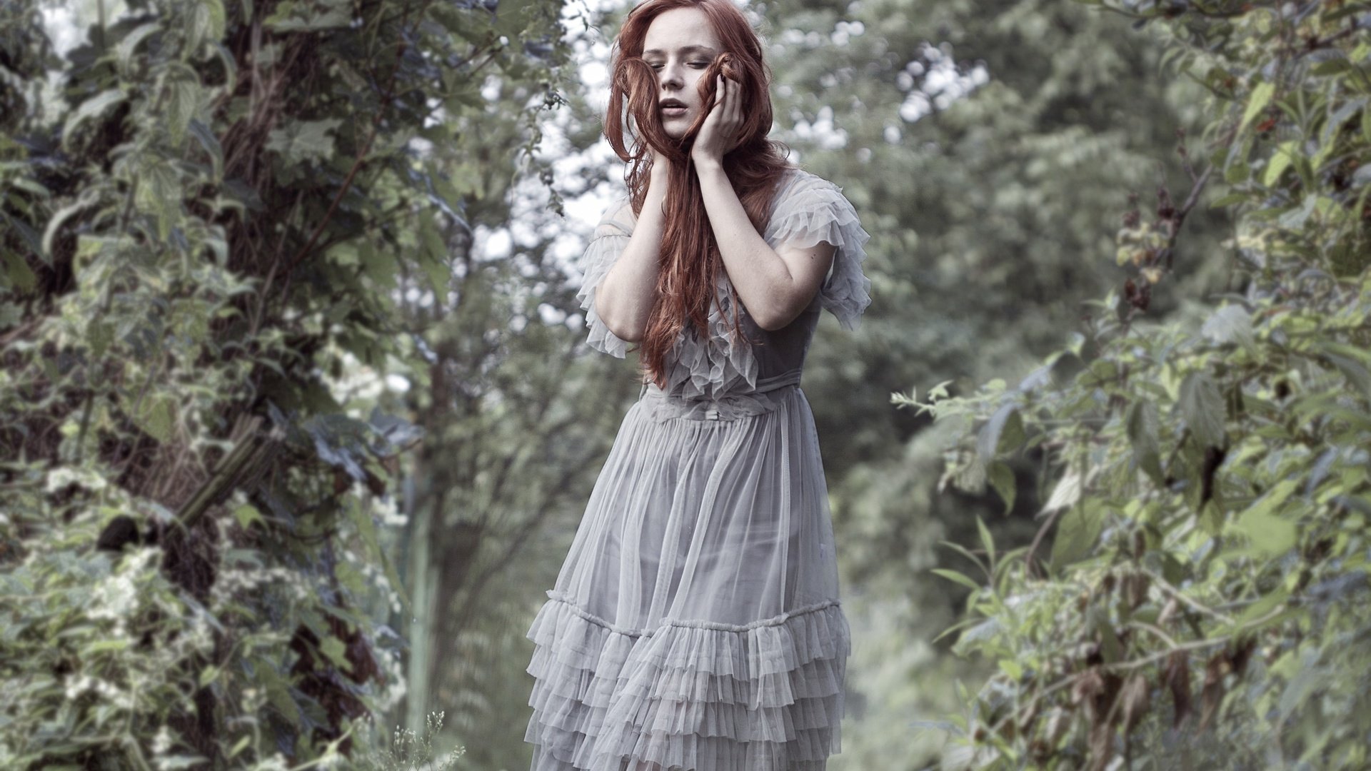 Обои зелень, лес, девушка, платье, рыжеволосая, greens, forest, girl, dress, redhead разрешение 3744x2456 Загрузить