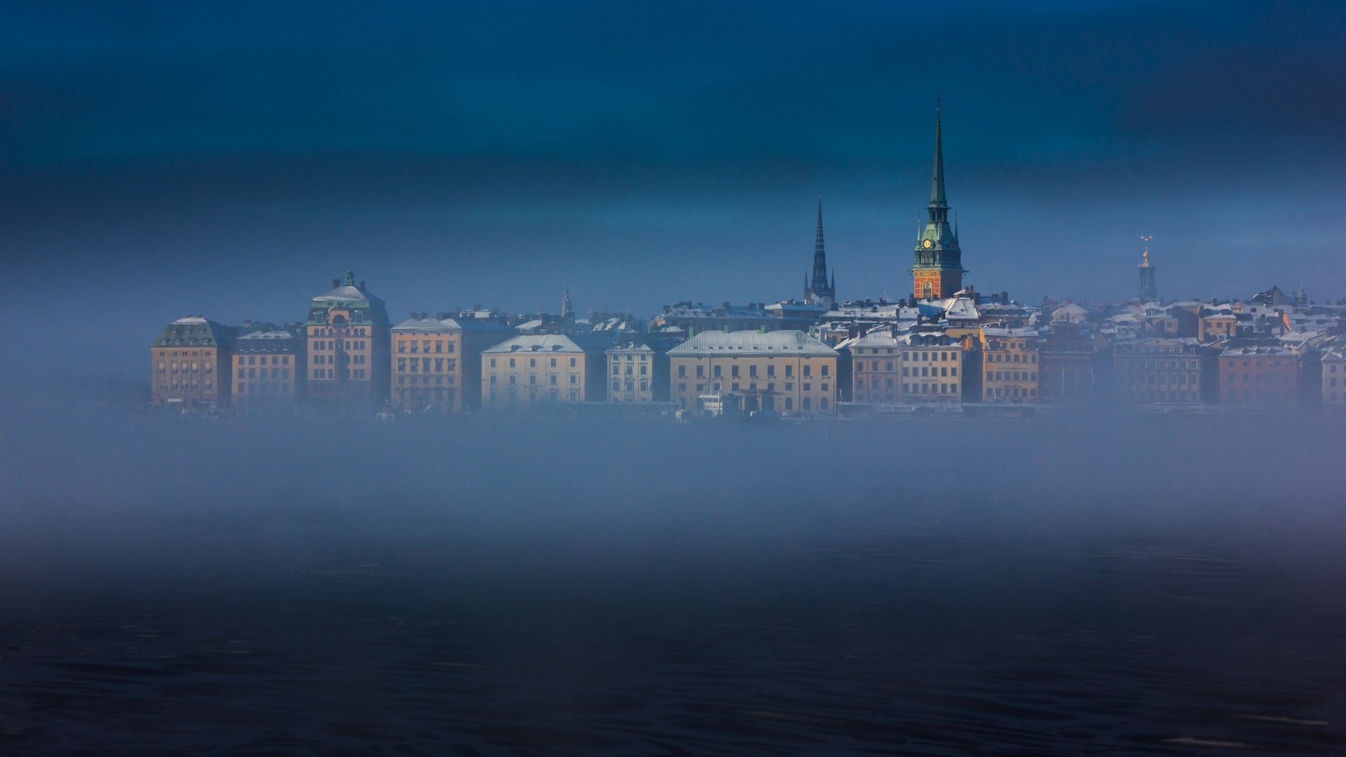 Обои небо, море, туман, башня, дома, швеция, стокгольм, the sky, sea, fog, tower, home, sweden, stockholm разрешение 2048x1235 Загрузить