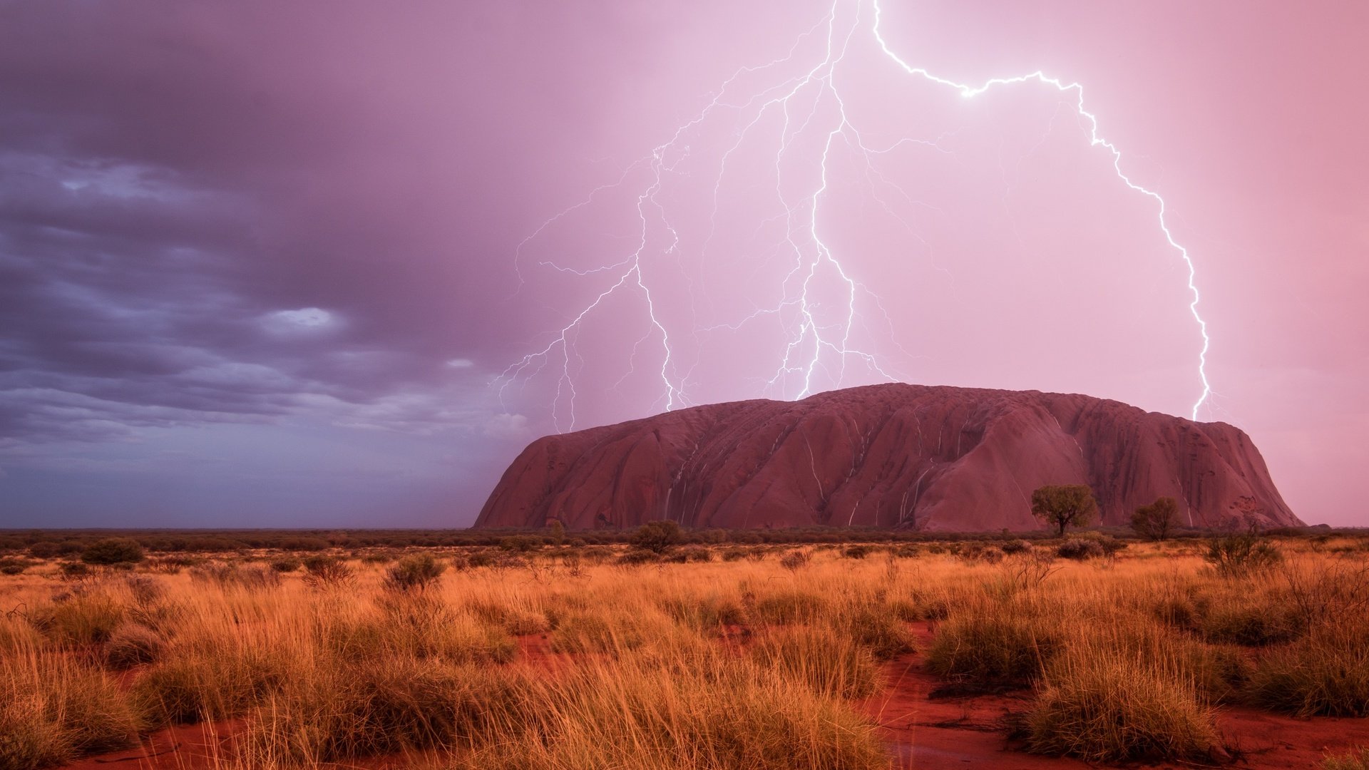 Обои небо, облака, тучи, молния, гора, молнии, австралия, улуру, the sky, clouds, lightning, mountain, zipper, australia, uluru разрешение 2499x1525 Загрузить