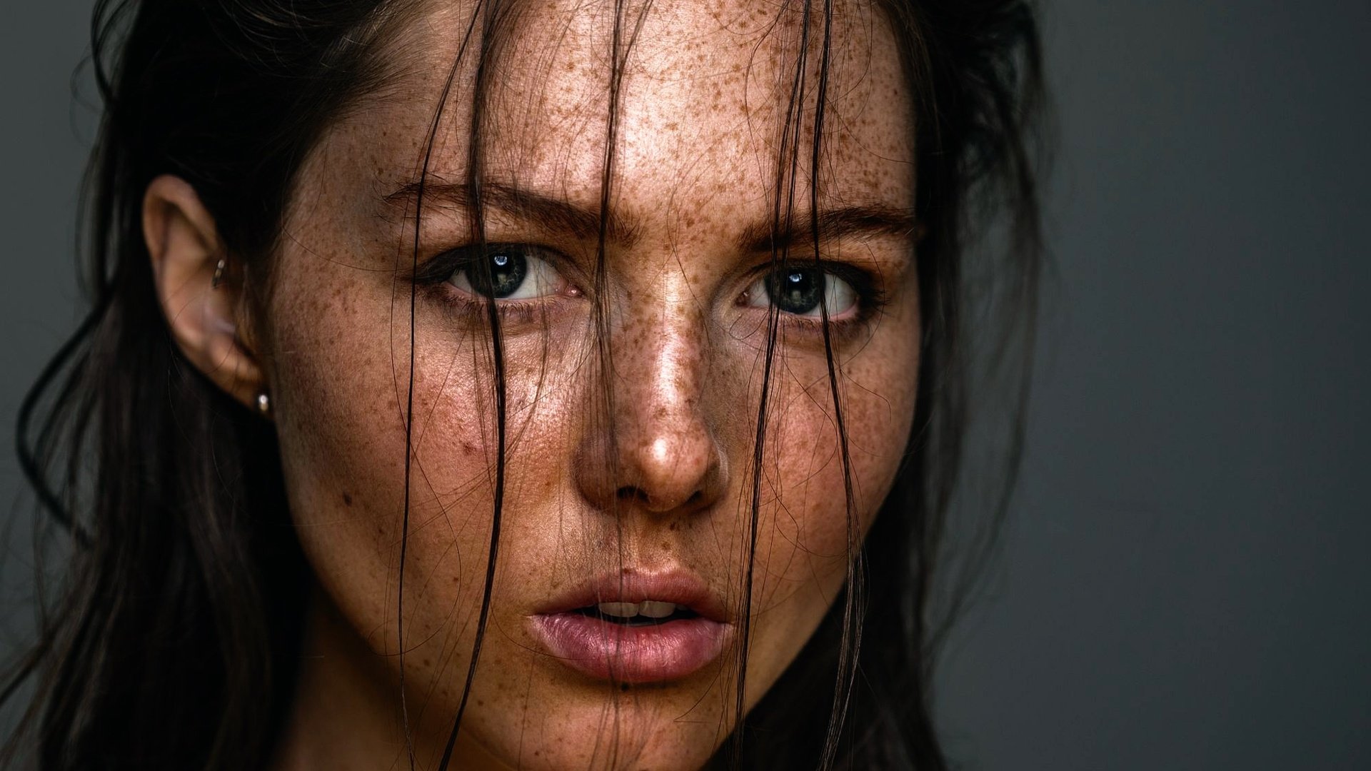 Обои девушка, портрет, взгляд, губки, веснушки, girl, portrait, look, sponge, freckles разрешение 2000x1333 Загрузить