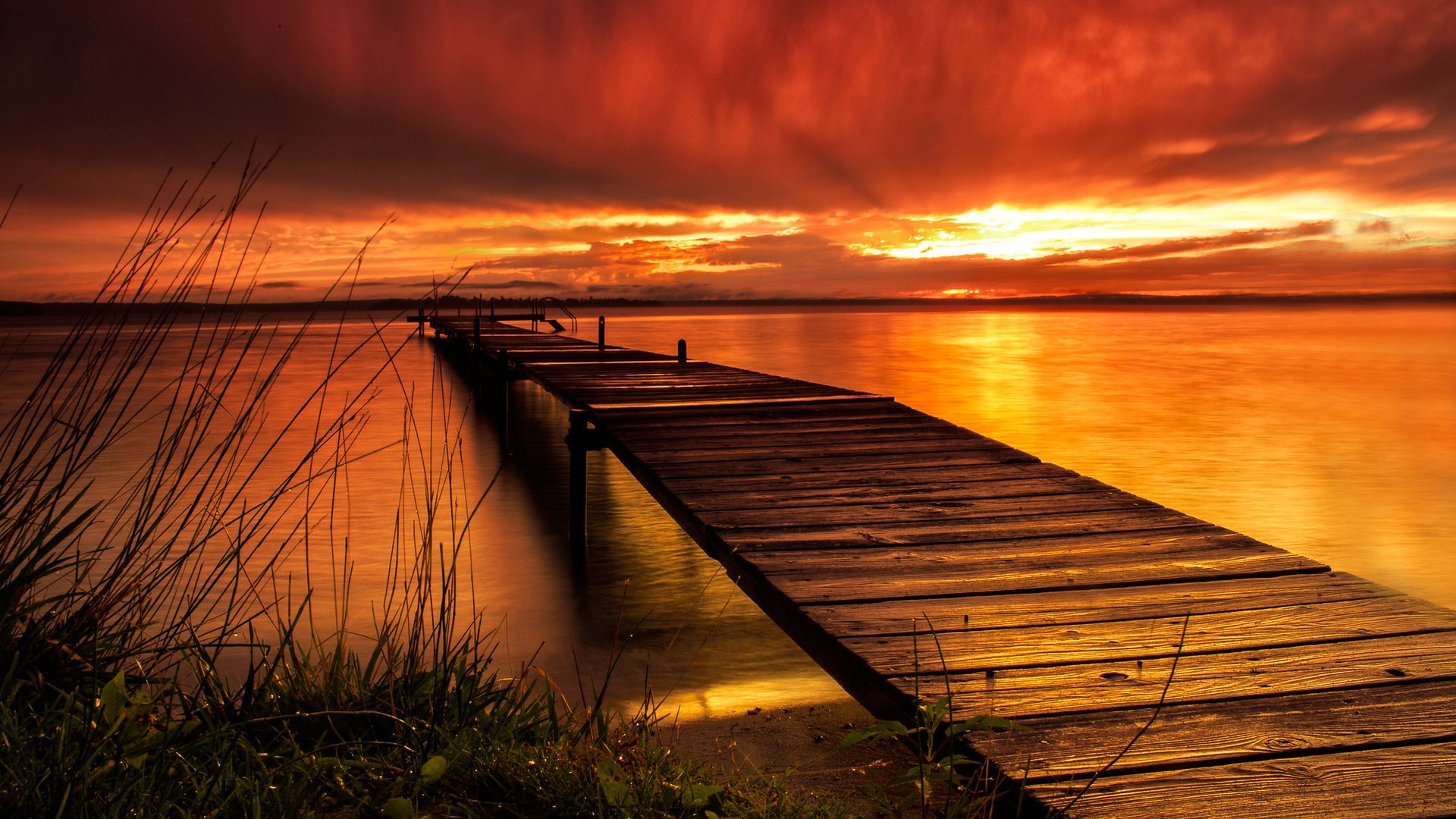 Обои небо, облака, вечер, озеро, мостик, закат, причал, зарево, the sky, clouds, the evening, lake, the bridge, sunset, pier, glow разрешение 2048x1338 Загрузить