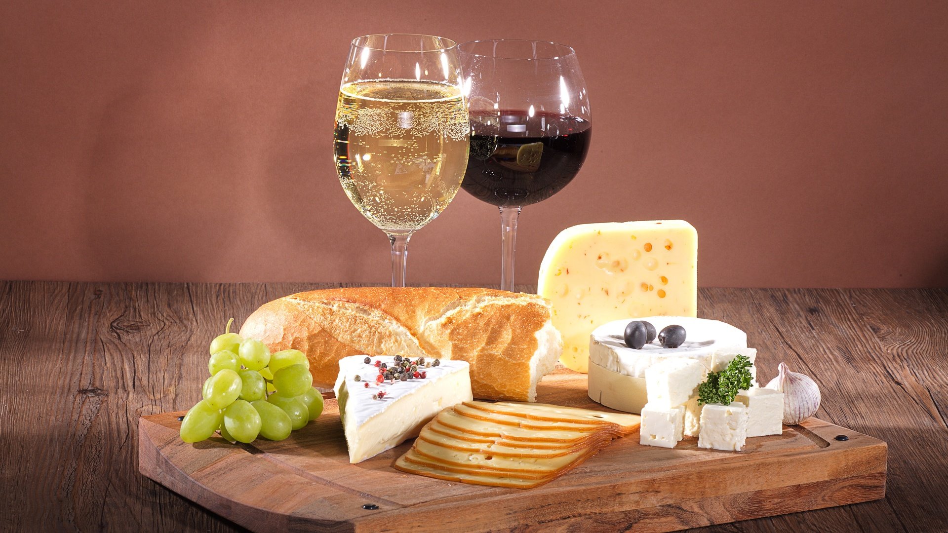 Обои виноград, хлеб, вино, бокалы, оливки, grapes, bread, wine, glasses, olives разрешение 5616x3744 Загрузить