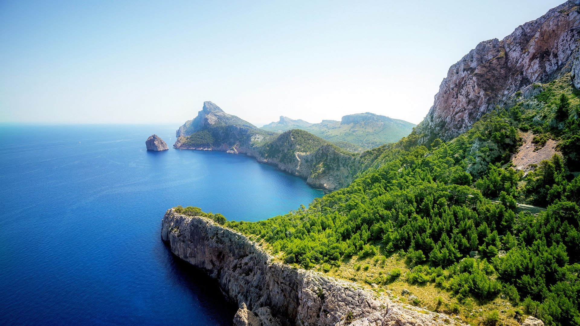 Обои деревья, скалы, берег, зелень, море, вид, солнечно, trees, rocks, shore, greens, sea, view, sunny разрешение 2160x1350 Загрузить