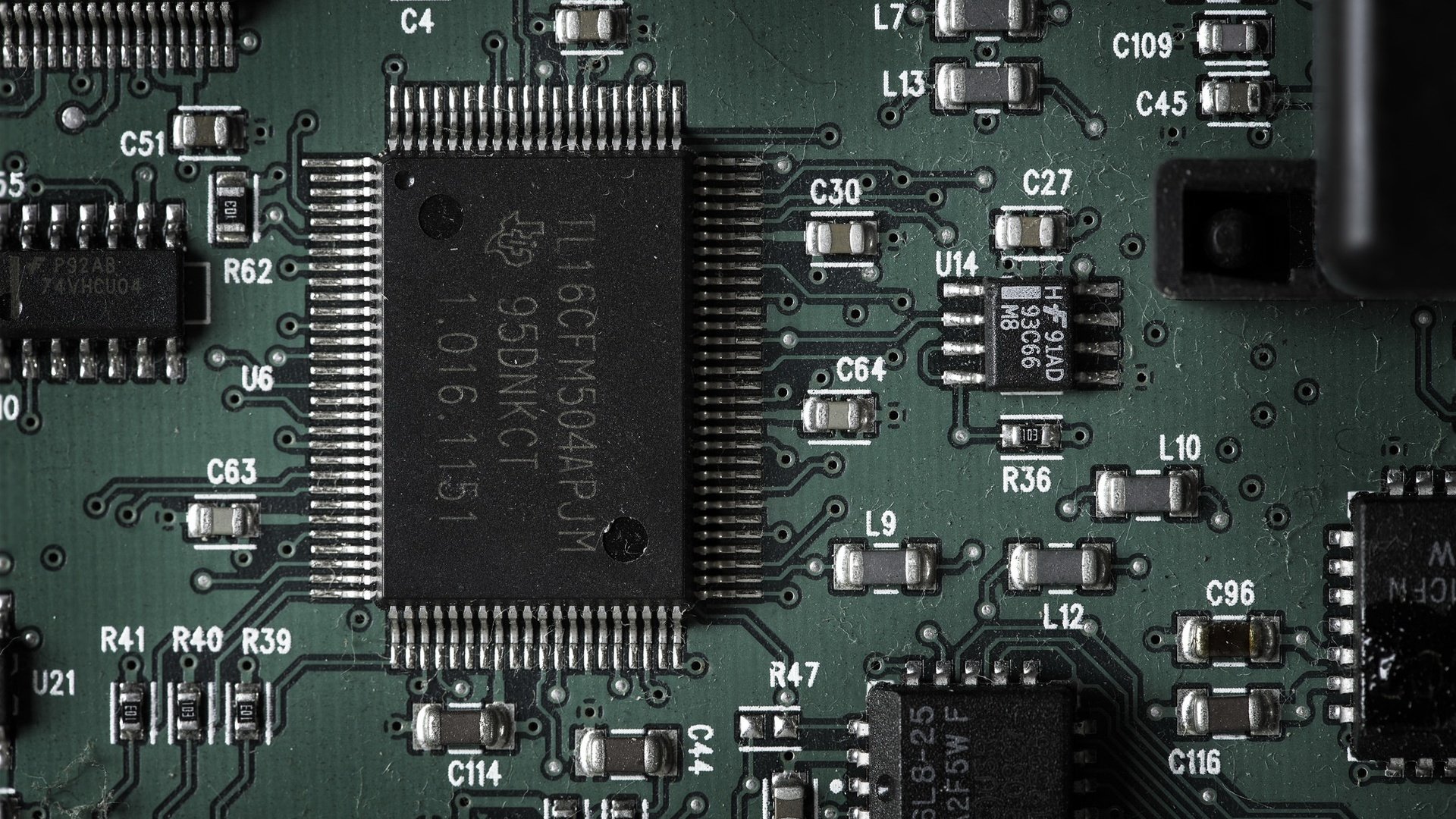 Обои макро, фон, микросхема, чип, микрочип, интегральная схема, macro, background, chip, microchip, integrated circuits разрешение 2027x1343 Загрузить