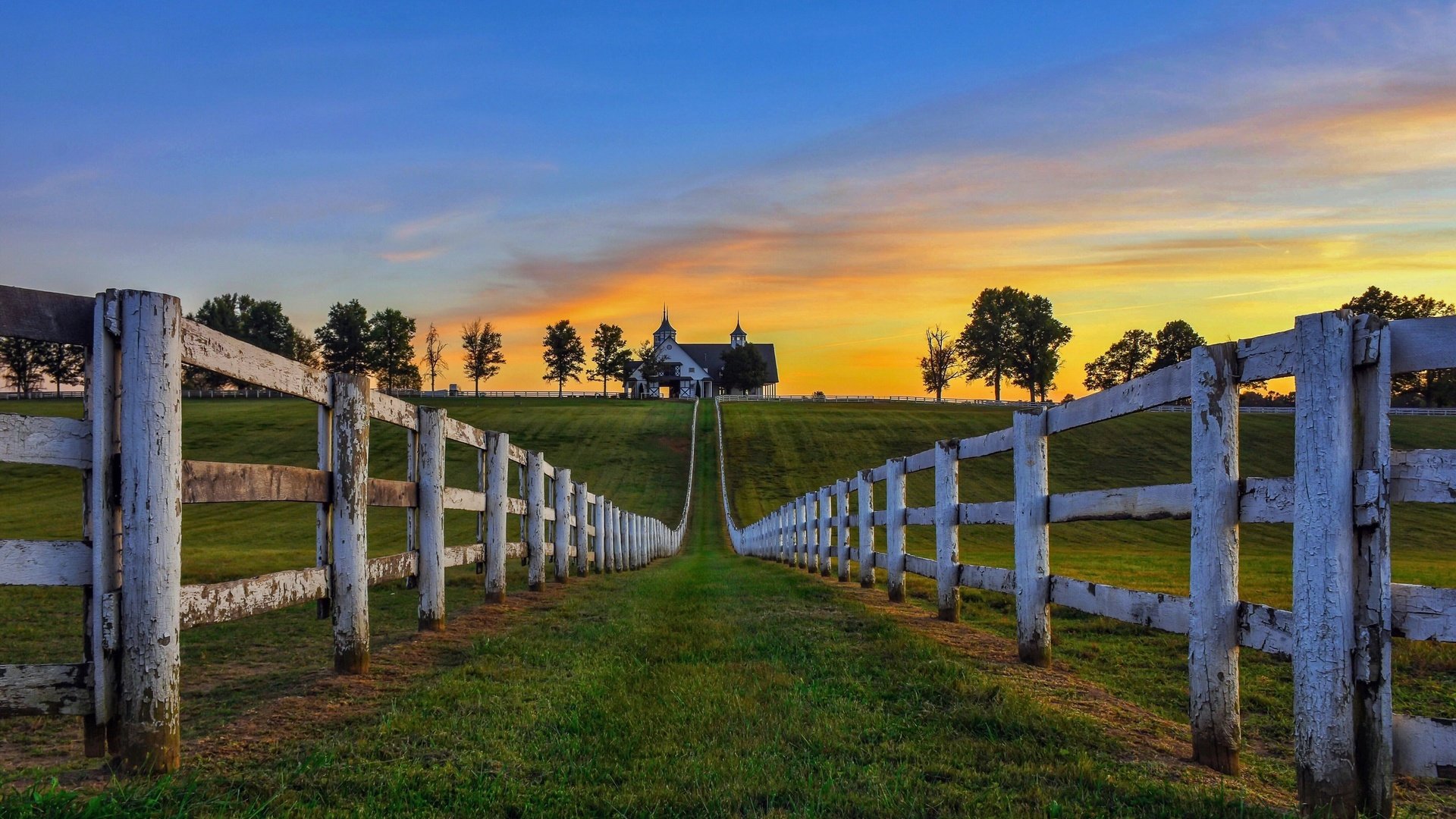 Обои небо, трава, деревья, утро, поле, забор, дом, the sky, grass, trees, morning, field, the fence, house разрешение 2560x1600 Загрузить