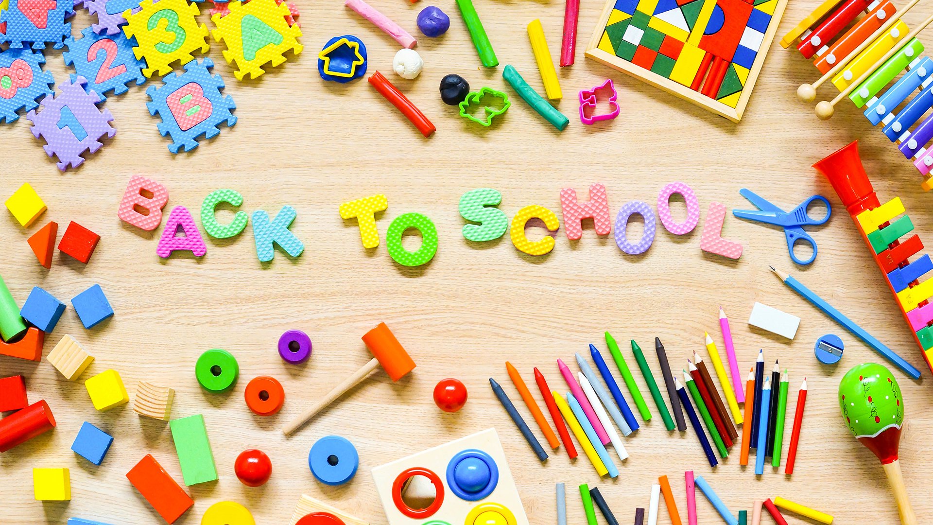 Обои разноцветные, буквы, игрушки, мелки, цветные карандаши, colorful, letters, toys, crayons, colored pencils разрешение 3000x1953 Загрузить