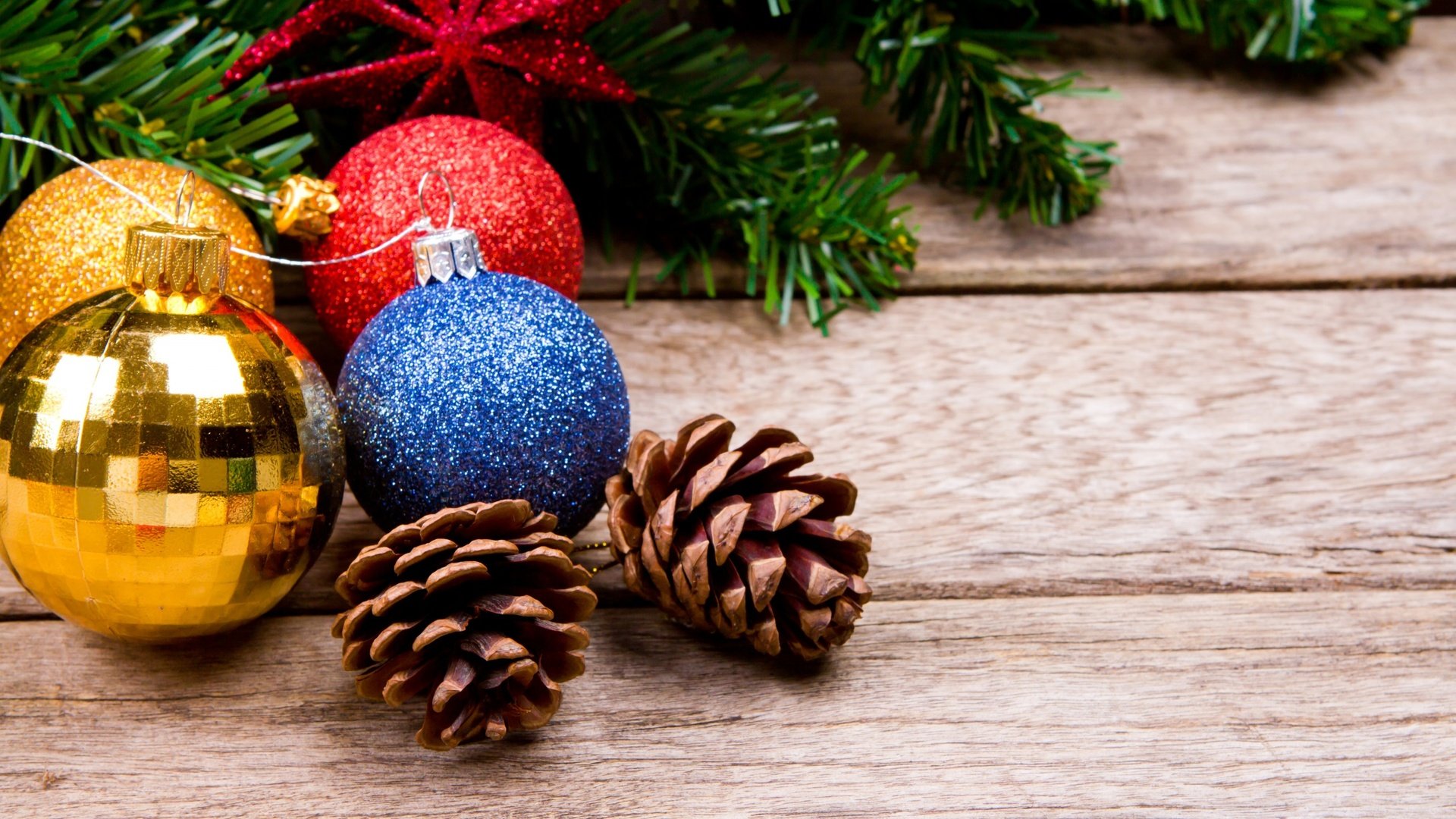 Обои новый год, шары, рождество, шишки, деревянная поверхность, new year, balls, christmas, bumps, wooden surface разрешение 2880x1800 Загрузить
