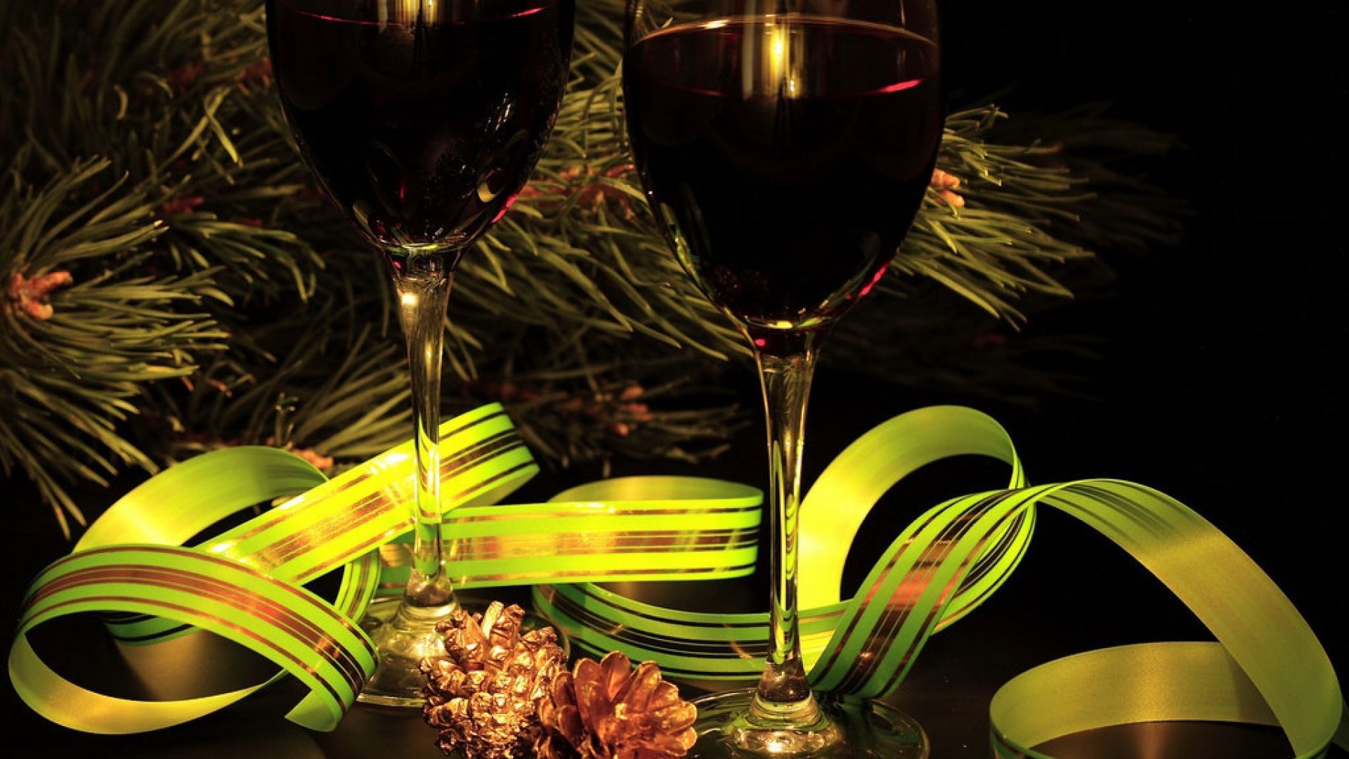 Обои иголки, ветка, красное, новый год, елка, хвоя, вино, лента, бокалы, шишки, branch, red, new year, tree, needles, wine, tape, glasses, bumps разрешение 1920x1200 Загрузить