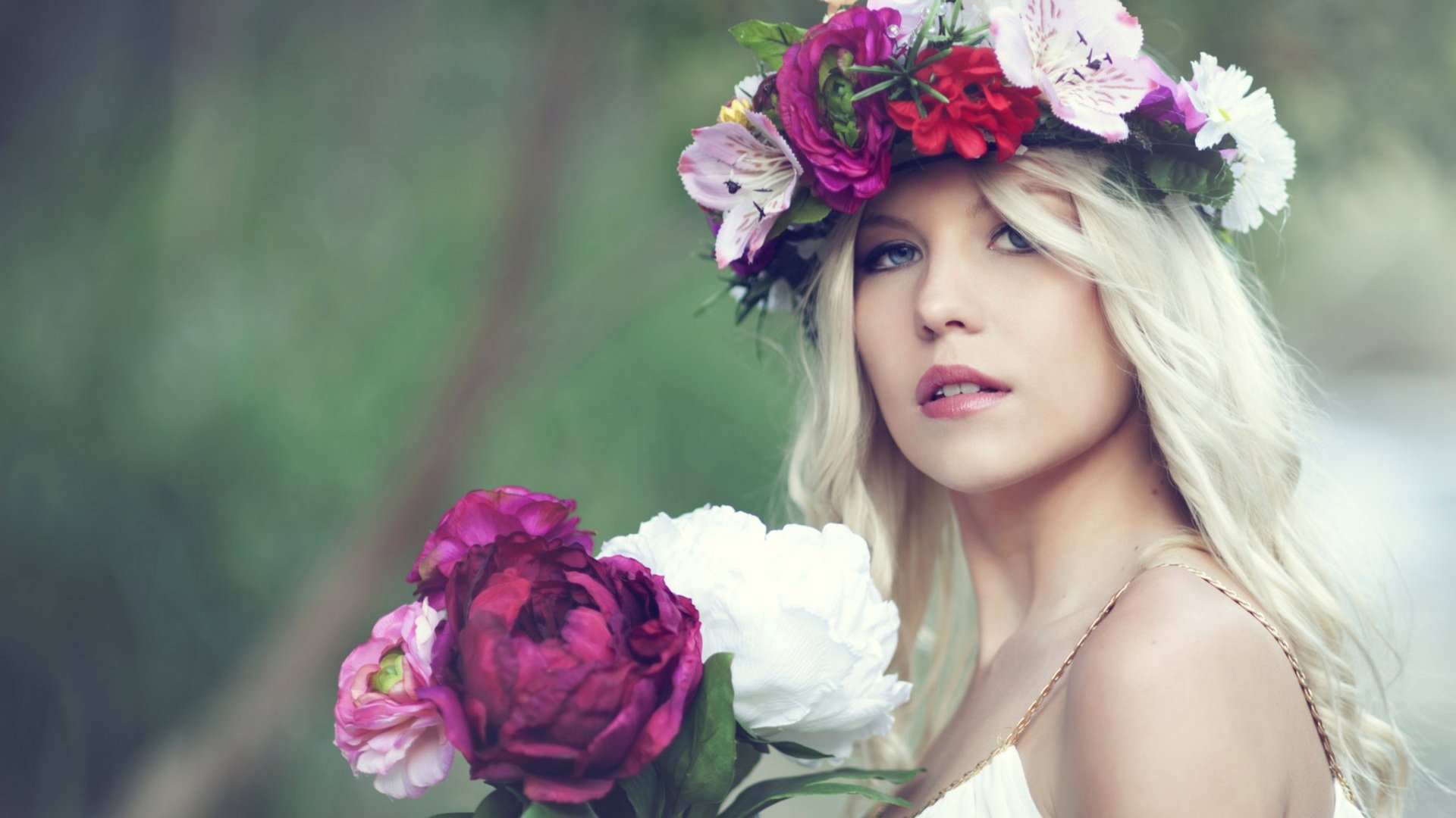 Обои цветы, девушка, блондинка, взгляд, голая, flowers, girl, blonde, look, naked разрешение 2560x1600 Загрузить