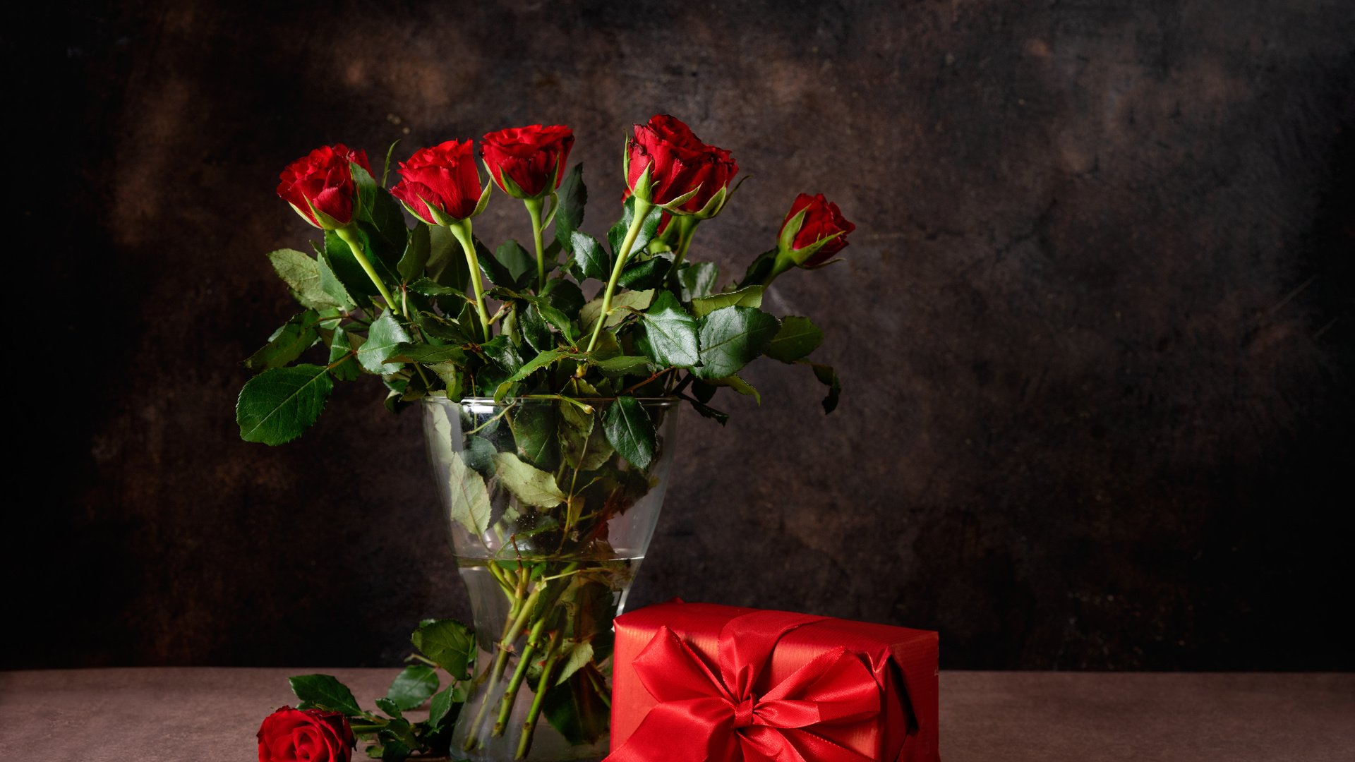 Обои розы, красные, ваза, лента, подарок, roses, red, vase, tape, gift разрешение 6000x4000 Загрузить
