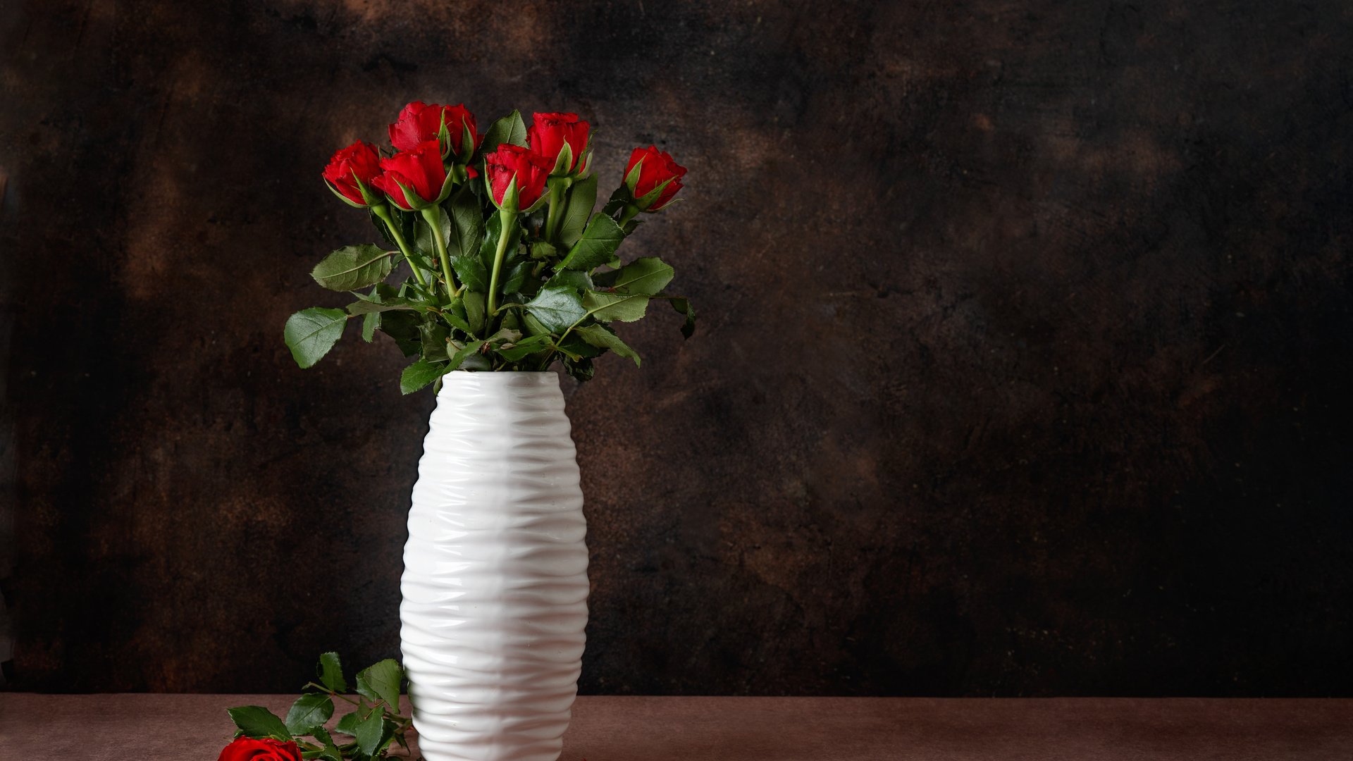 Обои бутоны, розы, красные, букет, ваза, buds, roses, red, bouquet, vase разрешение 5632x4000 Загрузить