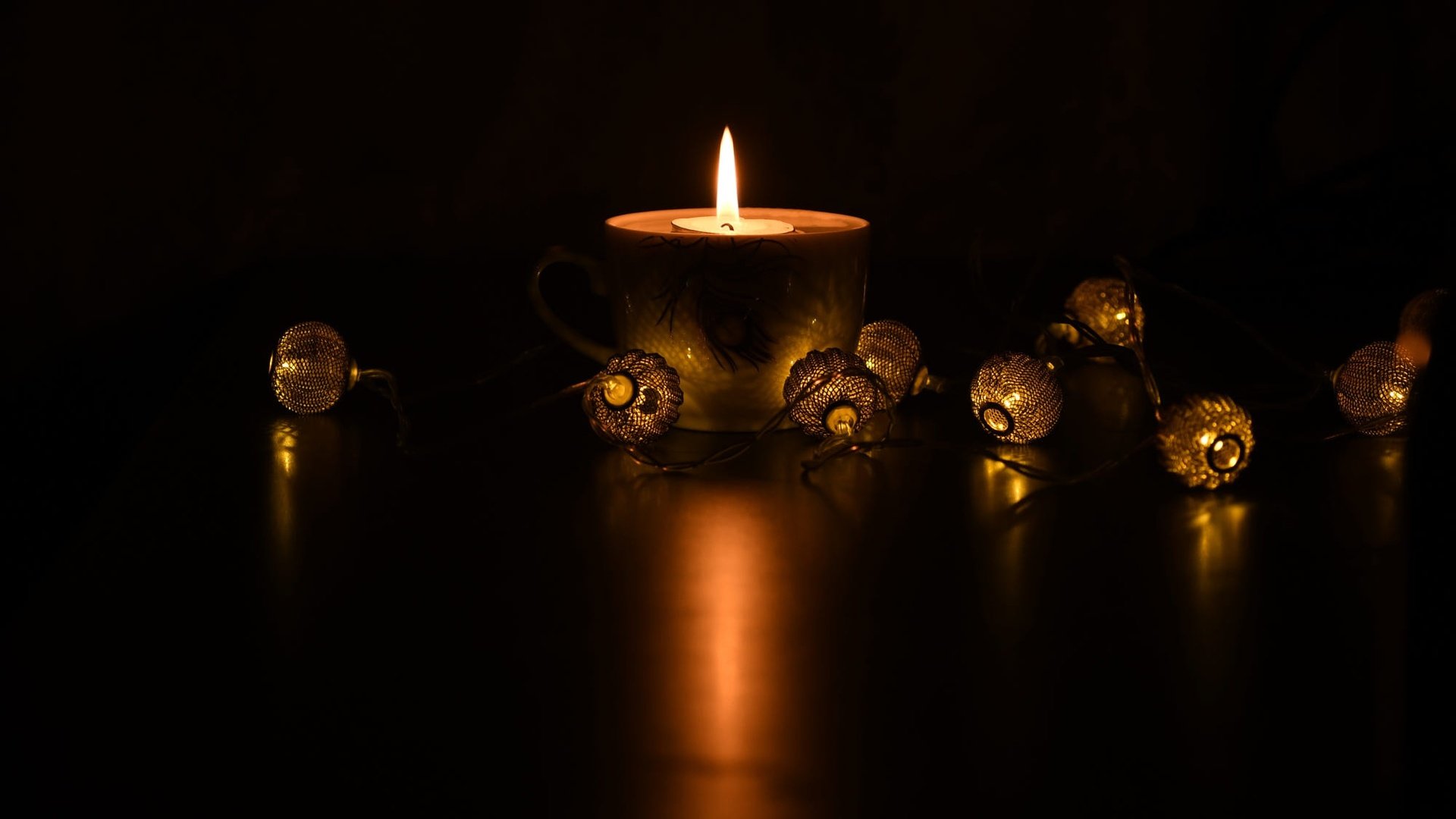 Обои свет, лампочки, ночь, свеча, новый год, праздник, пламя, рождество, стол, гирлянда, кружка, чашка, темнота, light, light bulb, night, candle, new year, holiday, flame, christmas, table, garland, mug, cup, darkness разрешение 2000x1333 Загрузить