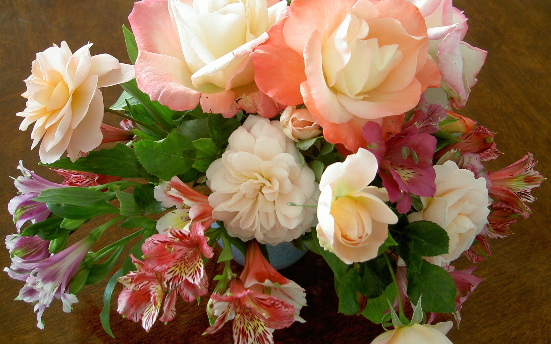 Обои цветы, розы, ваза, лилии, belye, rozy, nezhnye, alye, композиция, букеты, flowers, roses, vase, lily, composition, bouquets разрешение 2048x1536 Загрузить