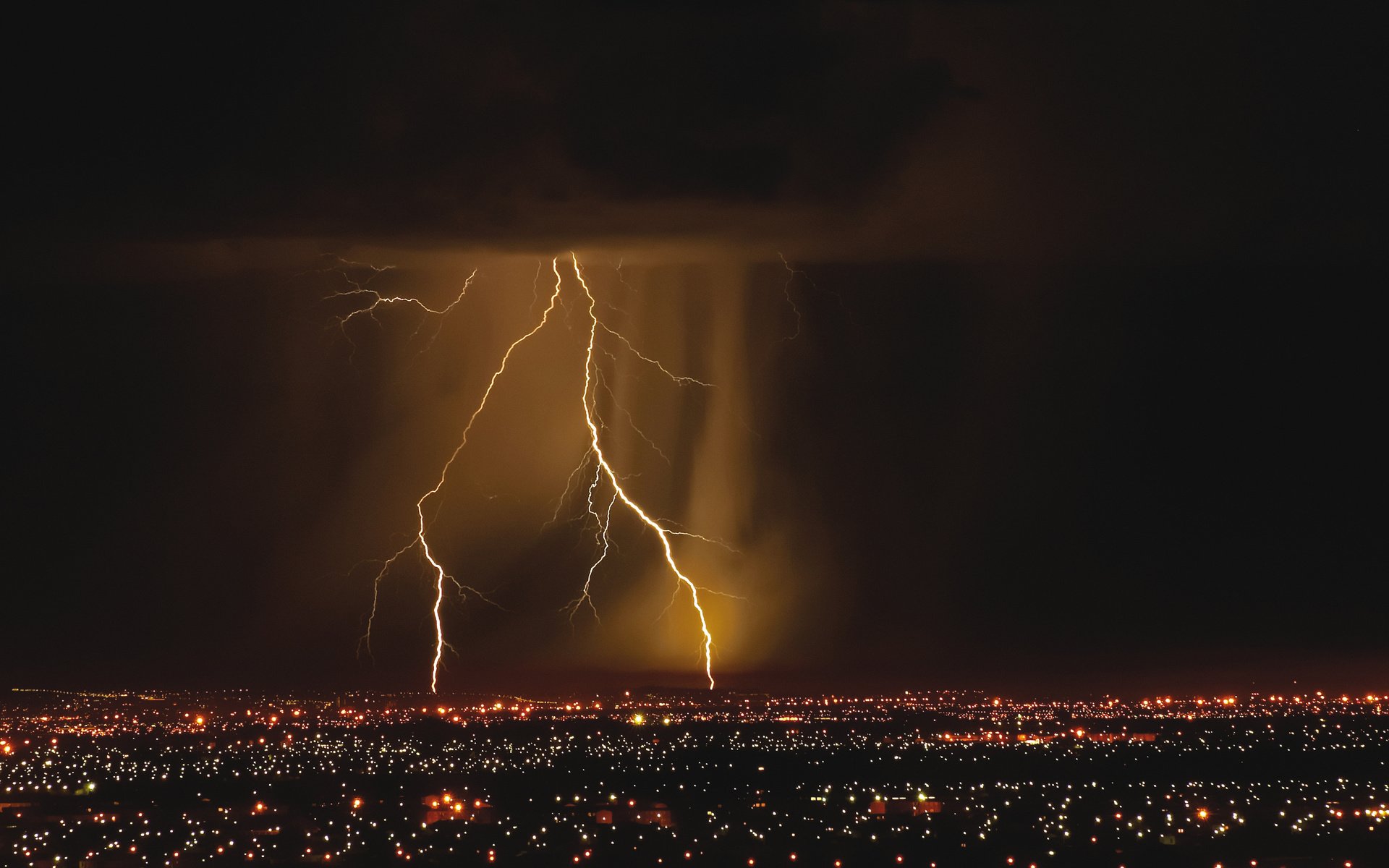 Обои огни, молния, город, lights, lightning, the city разрешение 2560x1600 Загрузить