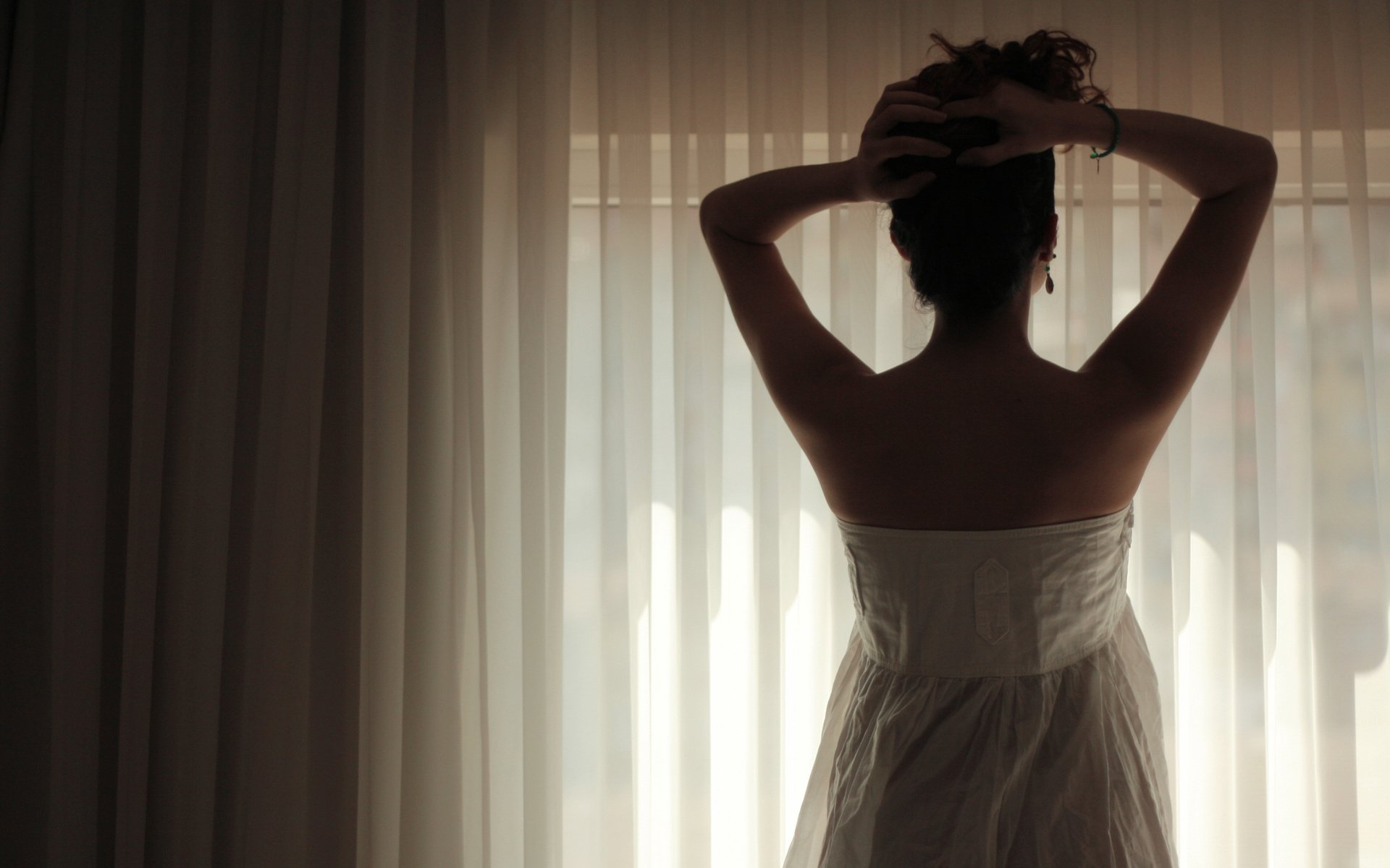 Обои девушка, шторы, платье, брюнетка, тень, спина, girl, curtains, dress, brunette, shadow, back разрешение 3504x2336 Загрузить