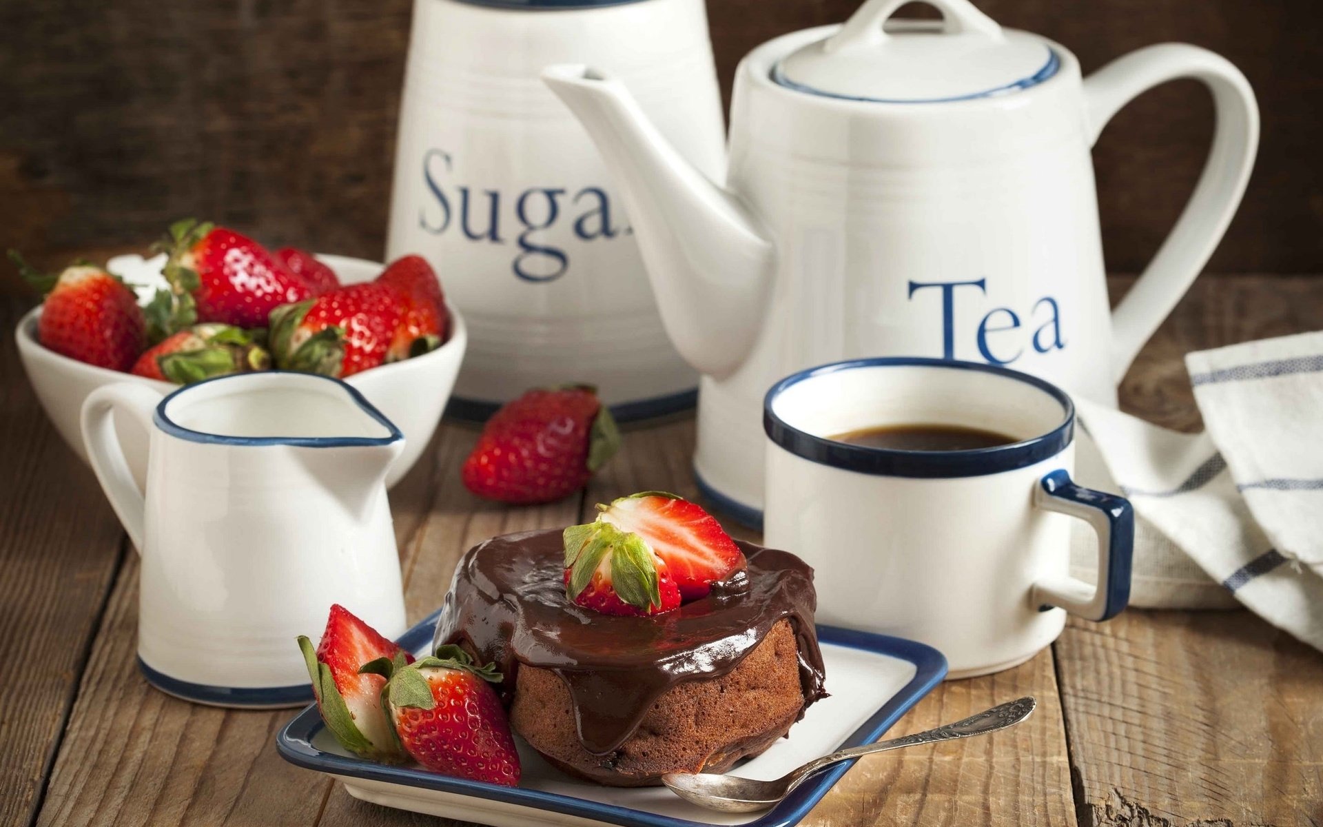 Обои клубника, чай, посуда, шоколад, пирожное, strawberry, tea, dishes, chocolate, cake разрешение 2048x1401 Загрузить