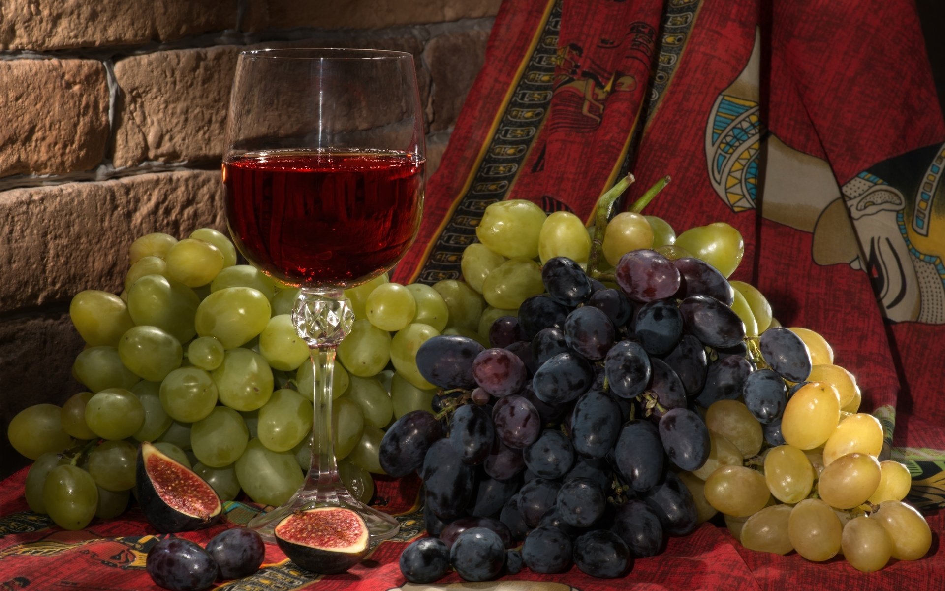Обои инжир, виноград, бокал, ягоды, кирпич, вино, платок, натюрморт, красное вино, figs, grapes, glass, berries, brick, wine, shawl, still life, red wine разрешение 2400x1556 Загрузить
