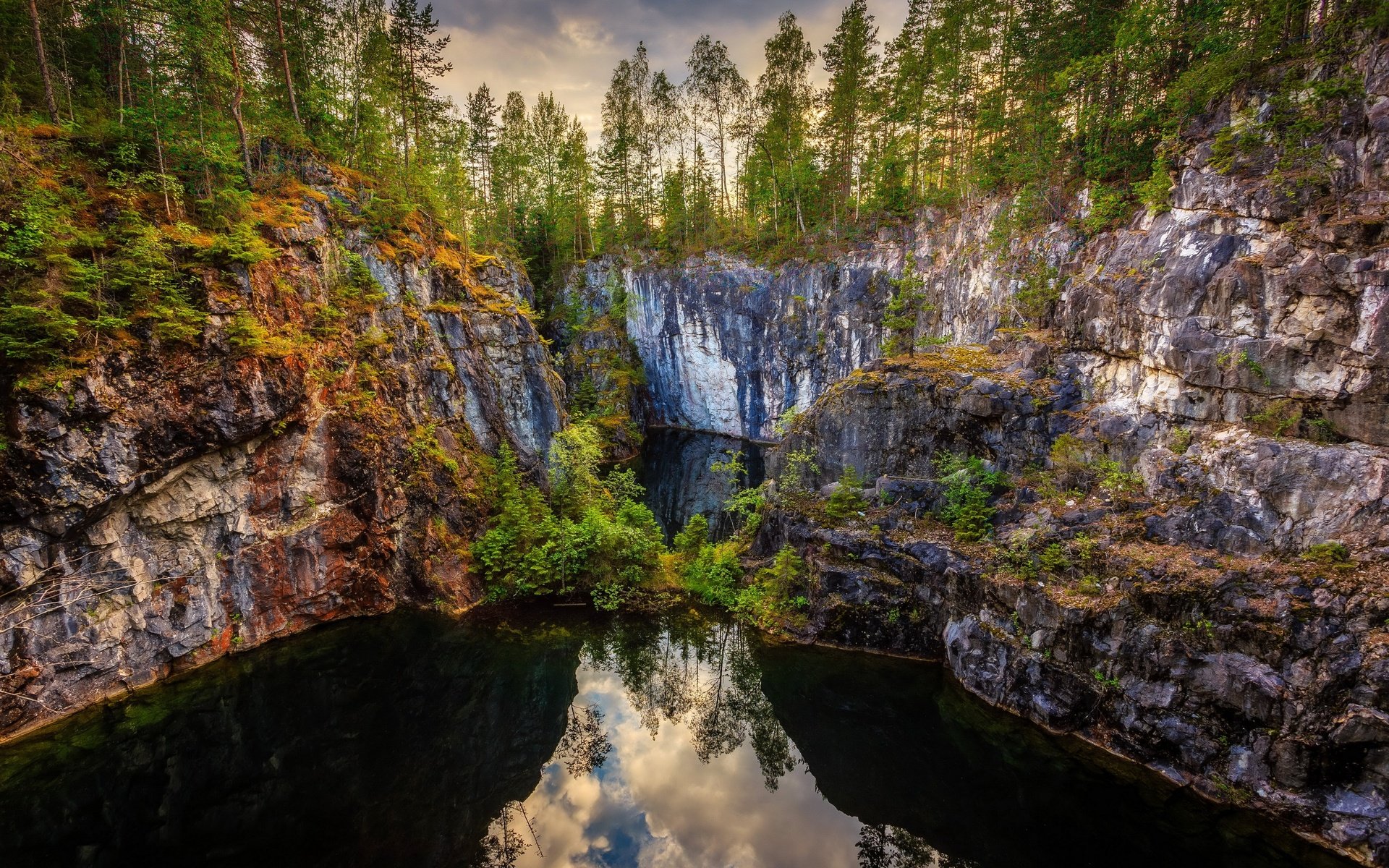 Обои деревья, grythyttan, вода, озеро, скалы, лес, отражение, каньон, швеция, trees, water, lake, rocks, forest, reflection, canyon, sweden разрешение 2880x1920 Загрузить