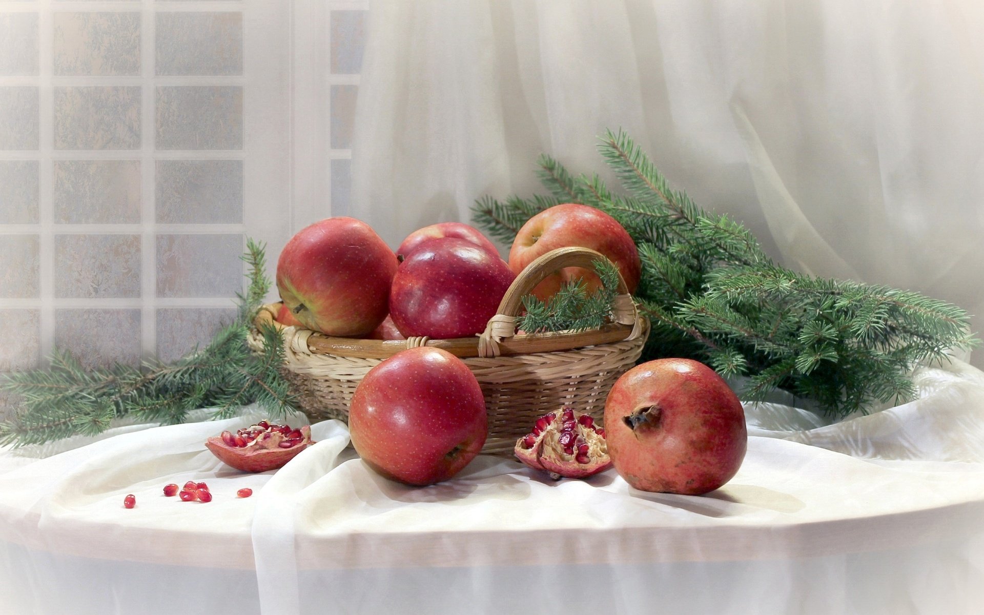 Обои фрукты, яблоки, ель, натюрморт, гранат, fruit, apples, spruce, still life, garnet разрешение 2000x1250 Загрузить