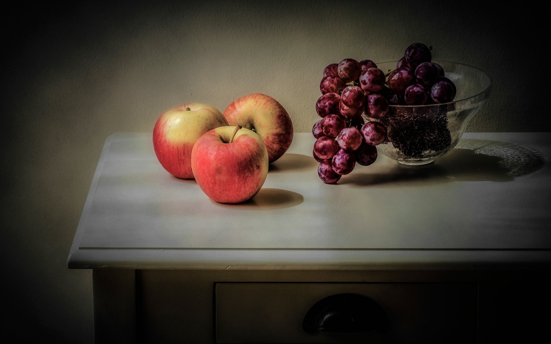 Обои виноград, фрукты, яблоки, стол, ваза, натюрморт, grapes, fruit, apples, table, vase, still life разрешение 4928x3090 Загрузить