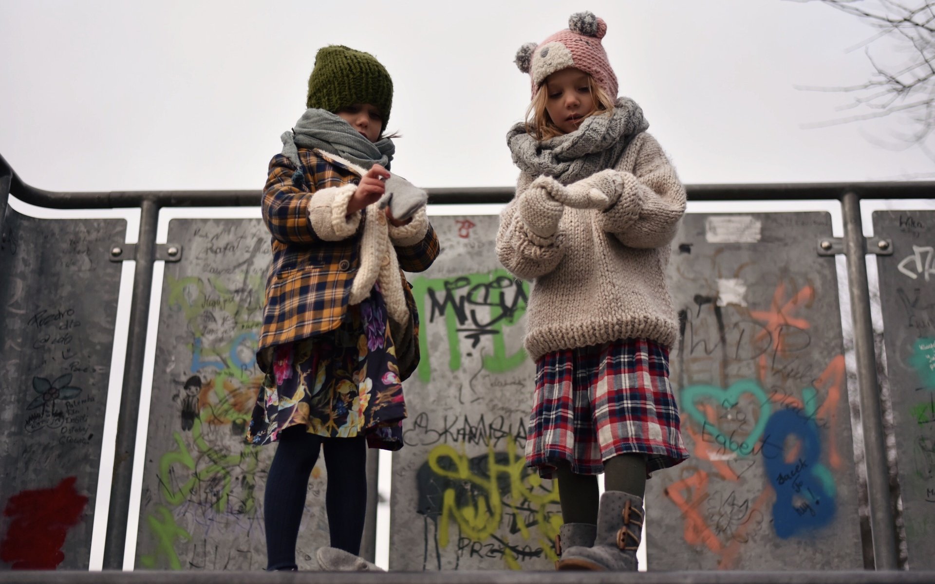 Обои дети, улица, холод, девочки, холодно, перчатки, детишек, knit hat, outside, children, street, cold, girls, gloves, kids разрешение 2300x1536 Загрузить