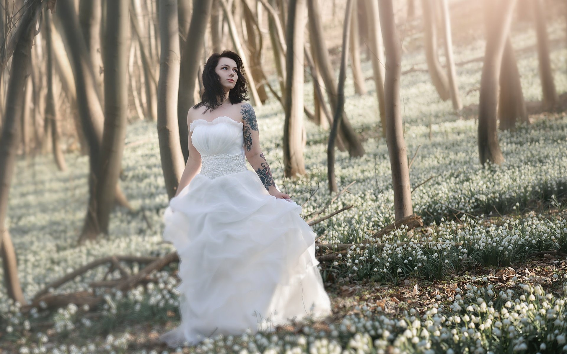 Обои цветы, лес, девушка, платье, брюнетка, тату, невеста, flowers, forest, girl, dress, brunette, tattoo, the bride разрешение 2048x1453 Загрузить