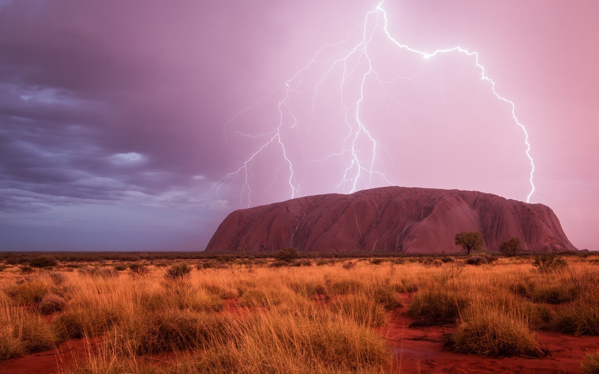 Обои небо, облака, тучи, молния, гора, молнии, австралия, улуру, the sky, clouds, lightning, mountain, zipper, australia, uluru разрешение 2499x1525 Загрузить