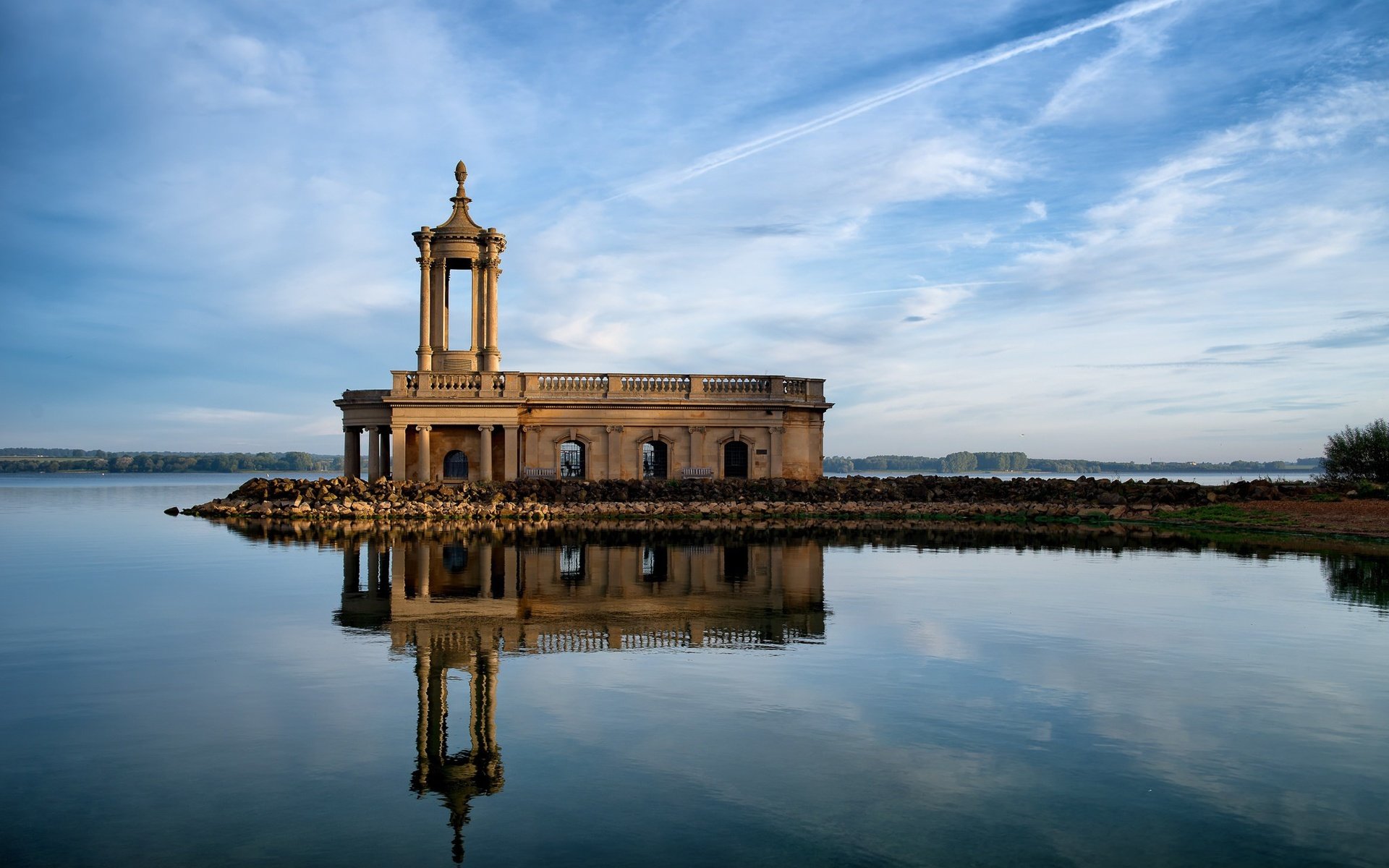 Обои небо, облака, вода, отражение, англия, часовня, rutland county, normanton, the sky, clouds, water, reflection, england, chapel разрешение 2048x1367 Загрузить