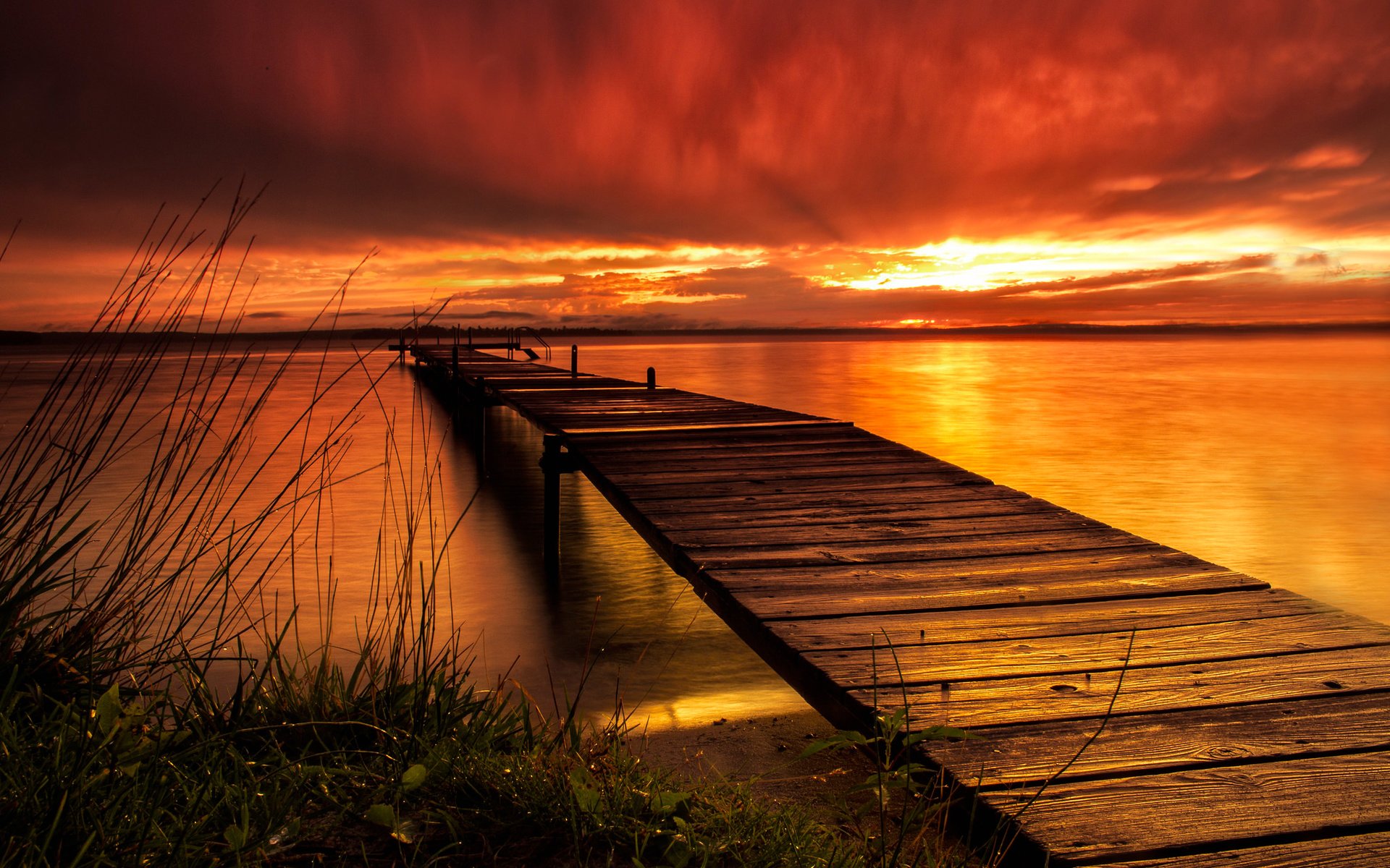 Обои небо, облака, вечер, озеро, мостик, закат, причал, зарево, the sky, clouds, the evening, lake, the bridge, sunset, pier, glow разрешение 2048x1338 Загрузить