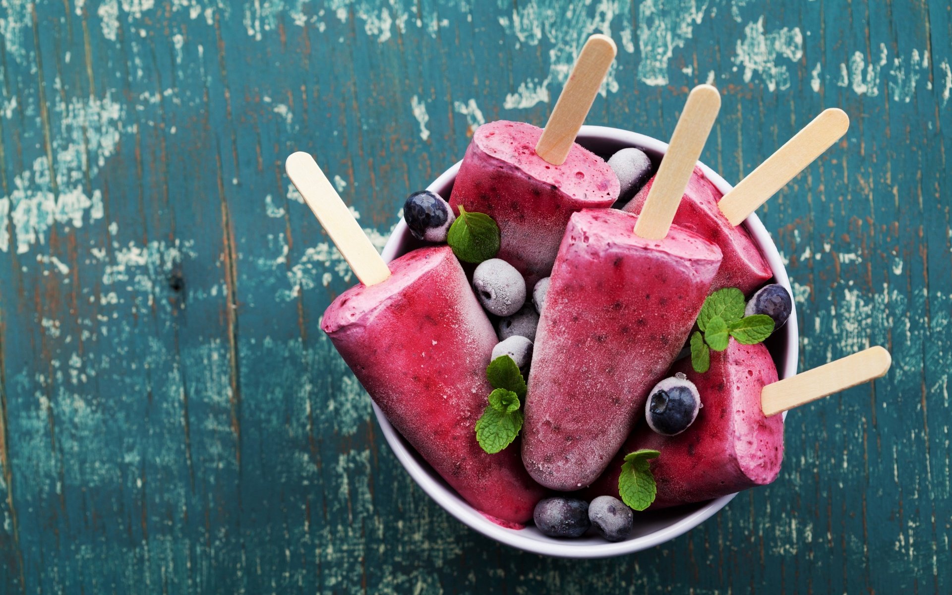 Обои мороженое, ягоды, черника, десерт, фруктовое мороженое, ice cream, berries, blueberries, dessert, popsicles разрешение 2560x1707 Загрузить