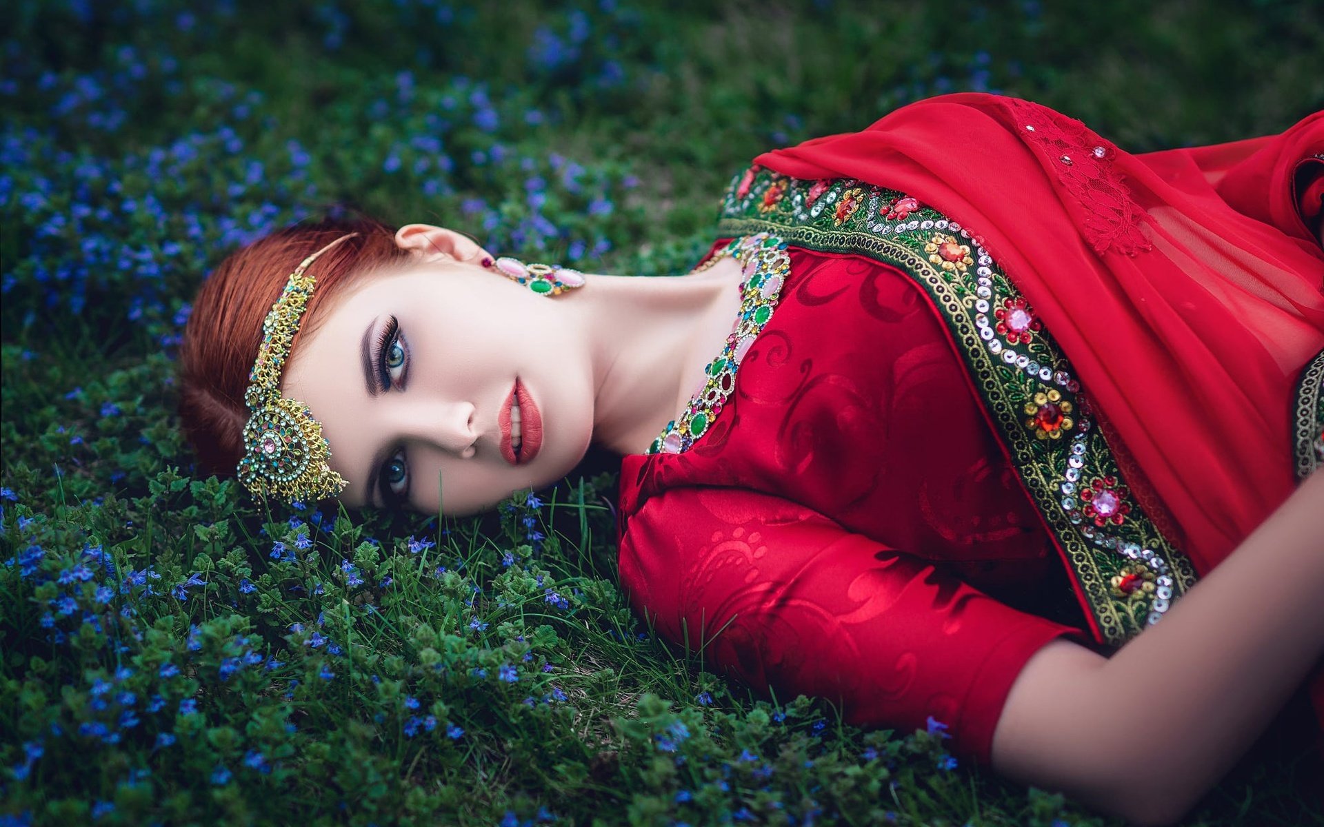 Обои трава, девушка, макияж, помада, grass, girl, makeup, lipstick разрешение 2000x1450 Загрузить