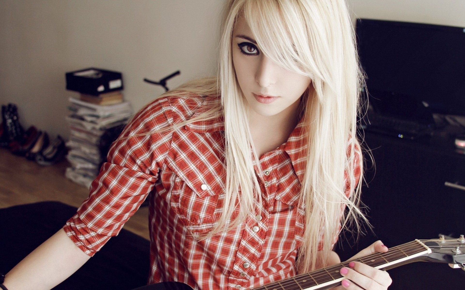 Обои девушка, блондинка, гитара, взгляд, комната, позирует, bessy, girl, blonde, guitar, look, room, posing разрешение 2560x1440 Загрузить