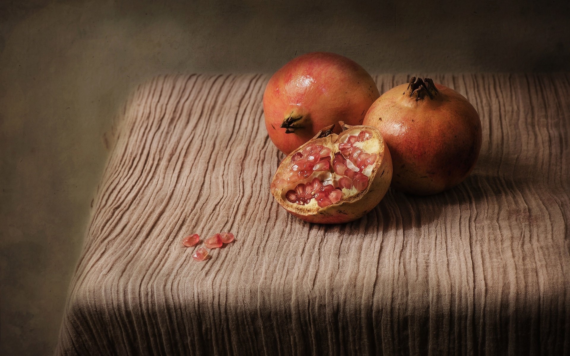 Обои макро, фрукты, зерна, стол, плод, гранат, macro, fruit, grain, table, the fruit, garnet разрешение 2048x1356 Загрузить