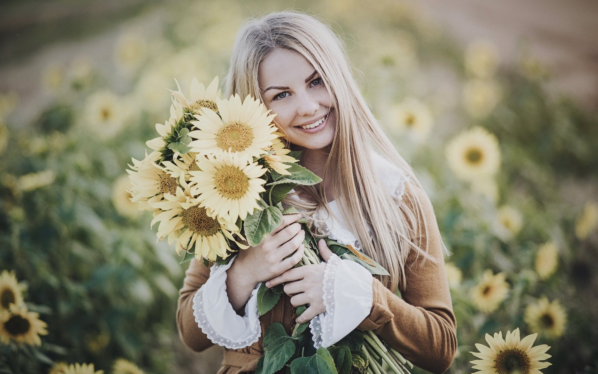 Обои девушка, подсолнухи, блондинка, желтые цветы, улыбка, sara, взгляд, модель, волосы, букет, лицо, girl, sunflowers, blonde, yellow flowers, smile, look, model, hair, bouquet, face разрешение 2048x1367 Загрузить