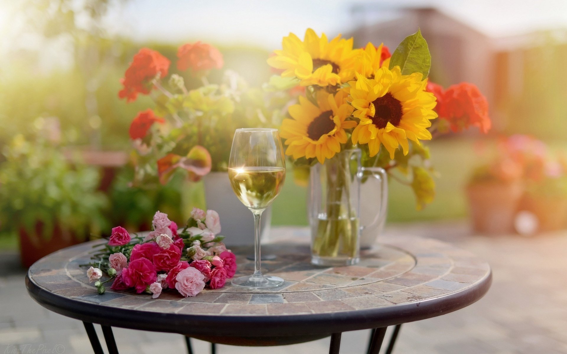 Обои цветы, подсолнух, бокал, букет, ваза, шампанское, гвоздики, flowers, sunflower, glass, bouquet, vase, champagne, clove разрешение 2048x1262 Загрузить