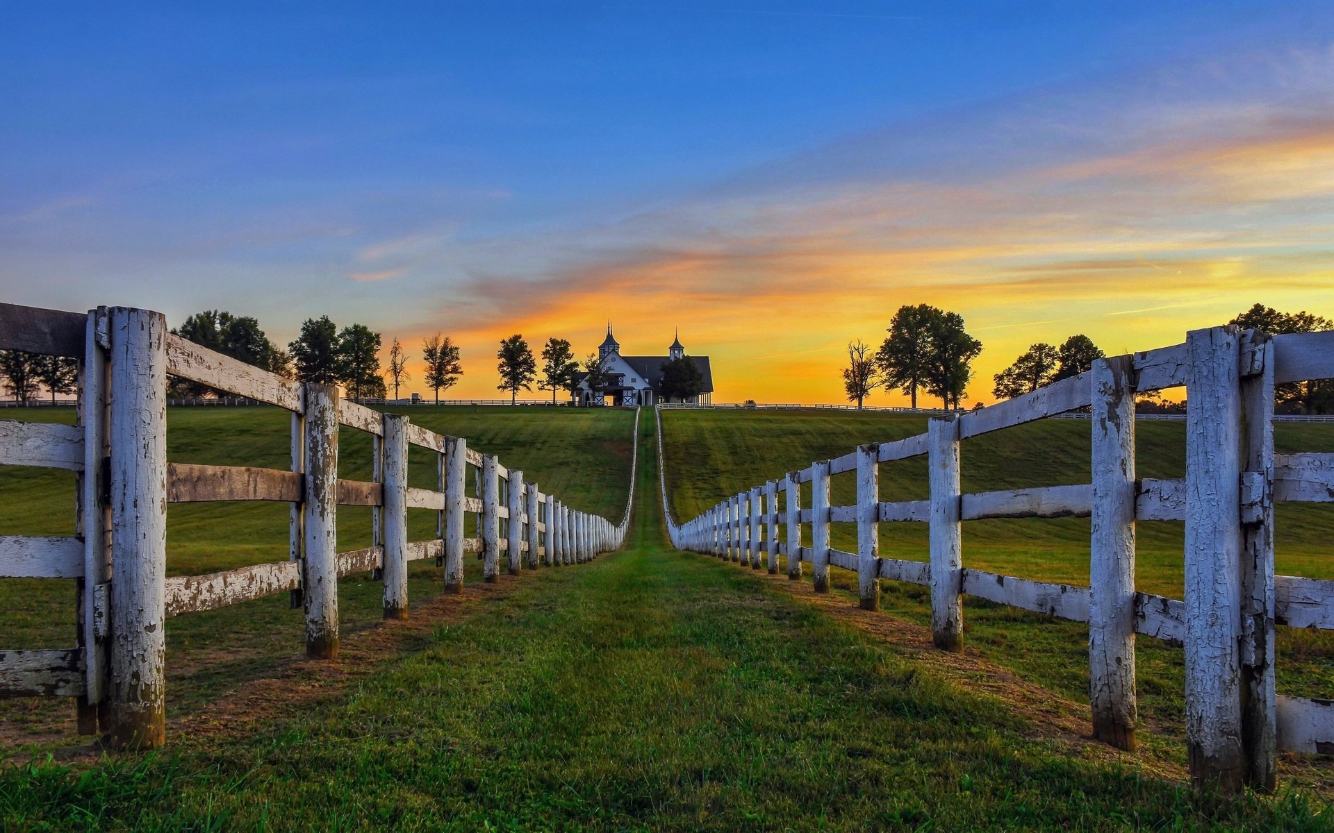 Обои небо, трава, деревья, утро, поле, забор, дом, the sky, grass, trees, morning, field, the fence, house разрешение 2560x1600 Загрузить