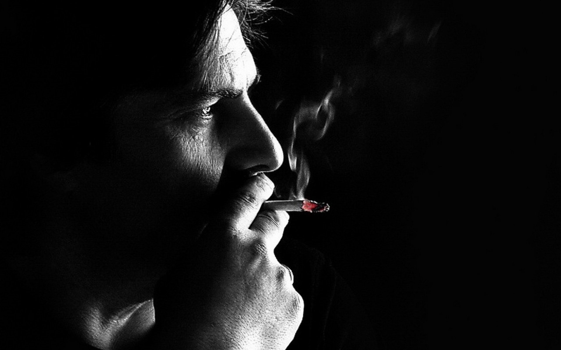 Муж курит в квартире. Грустный мужчина с сигаретой. Грустный парень курит. Грустный курящий парень. Фотосессия с сигаретой мужская.