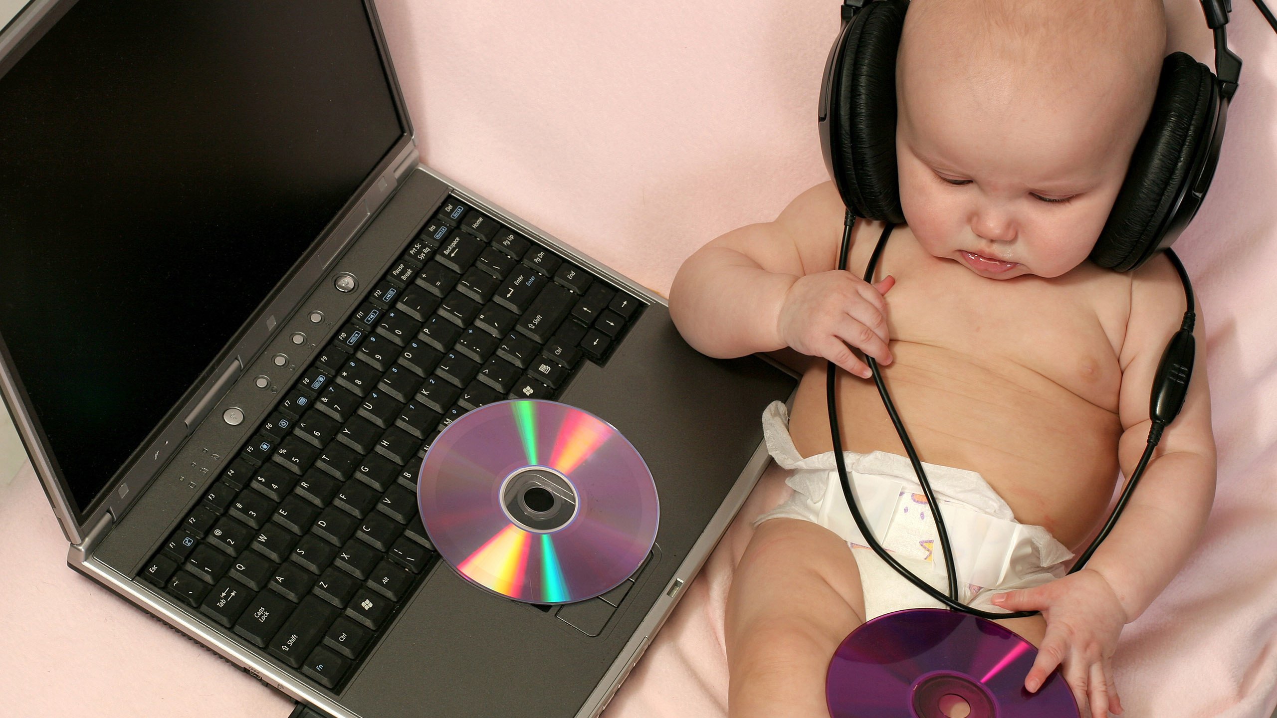 Музыка про малышей. Ребенок в наушниках. Компьютер для детей. Маленький ребенок за компьютером. Смешной компьютер.
