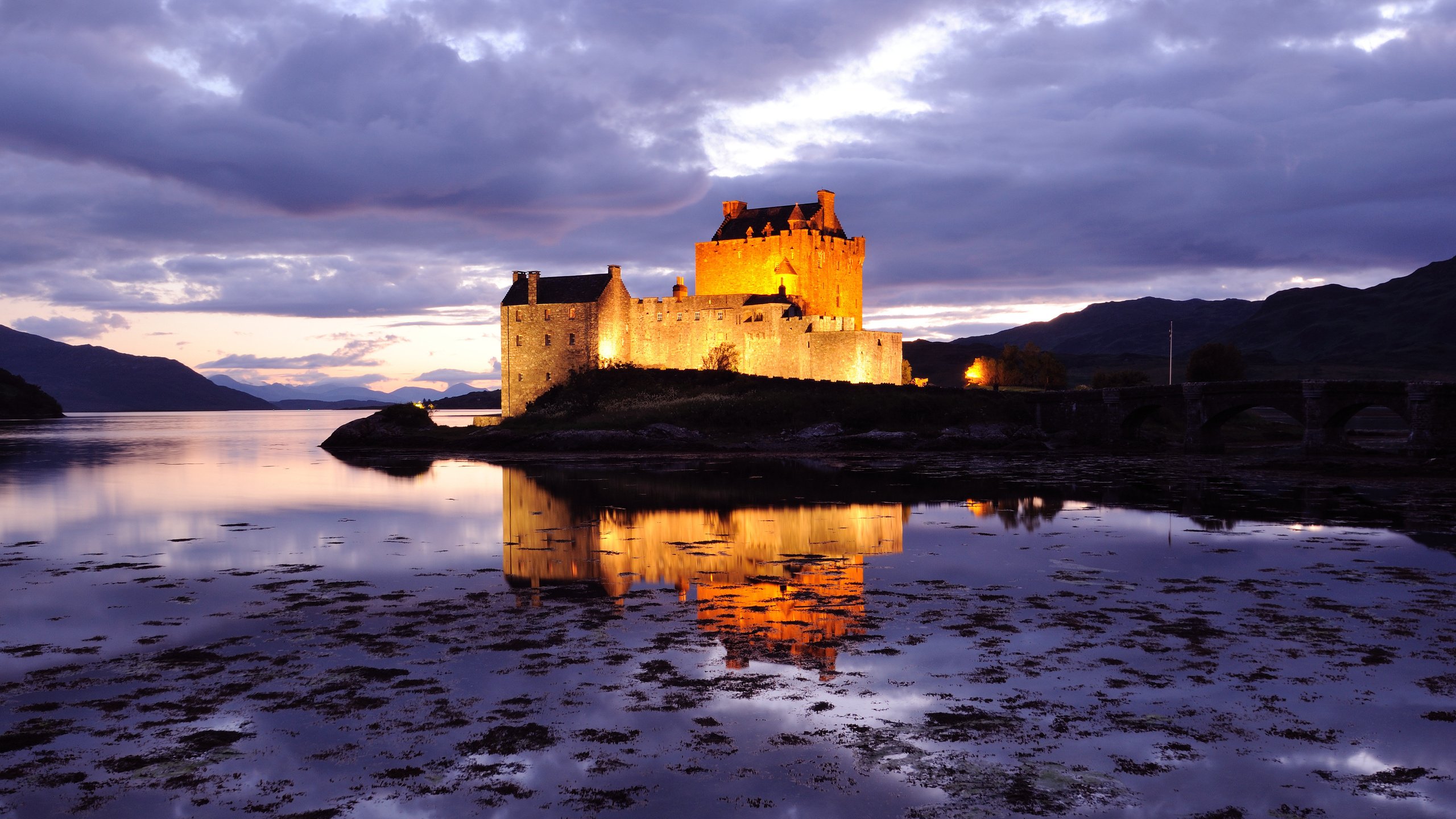 Обои огни, вода, природа, замок, сумерки, шотландия, lights, water, nature, castle, twilight, scotland разрешение 2560x1600 Загрузить