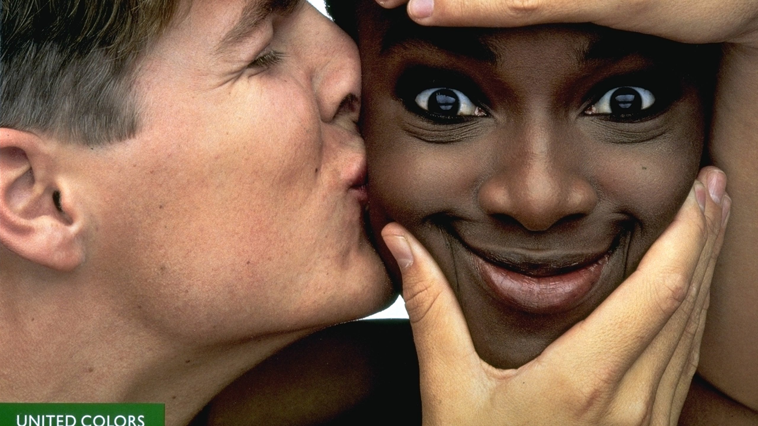 Негритянка и пацан. Оливьеро Тоскани фотограф. Оливьеро Тоскани для БЕНЕТТОНА. Поцелуй негра. Расовые предрассудки.