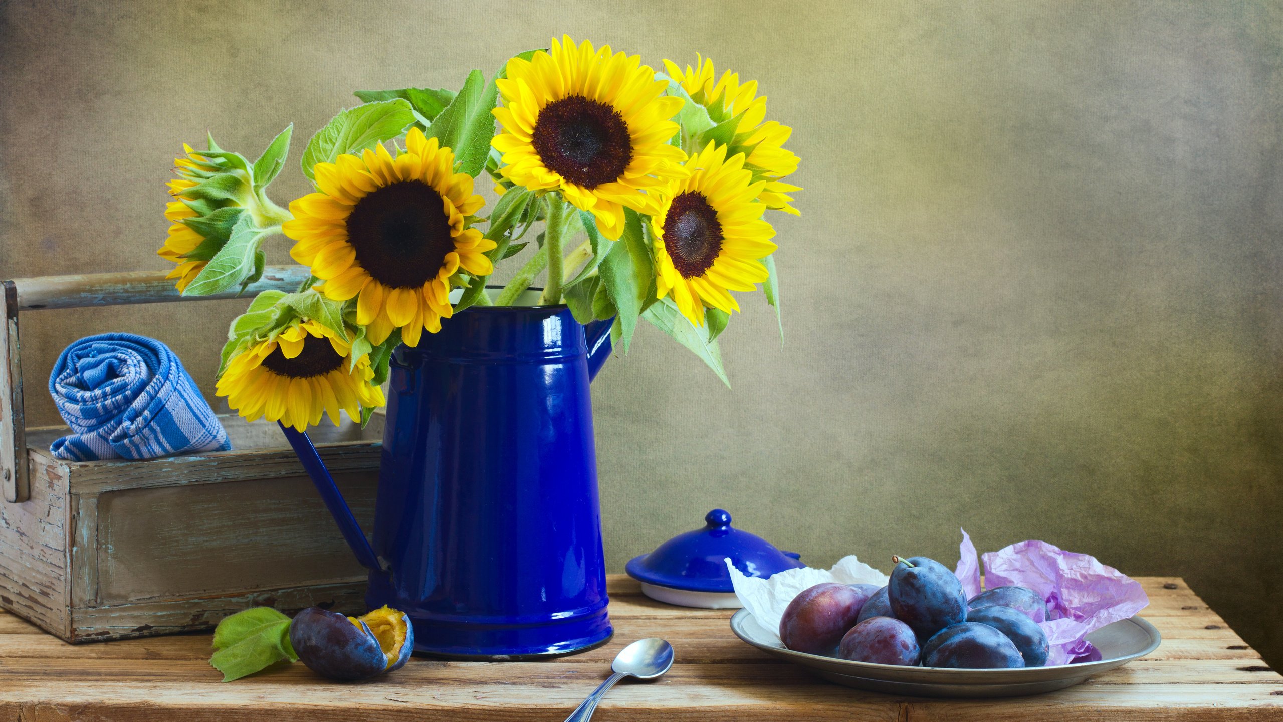 Обои подсолнух, кувшин, полотенце, натюрморт, слива, sunflower, pitcher, towel, still life, drain разрешение 5184x3456 Загрузить