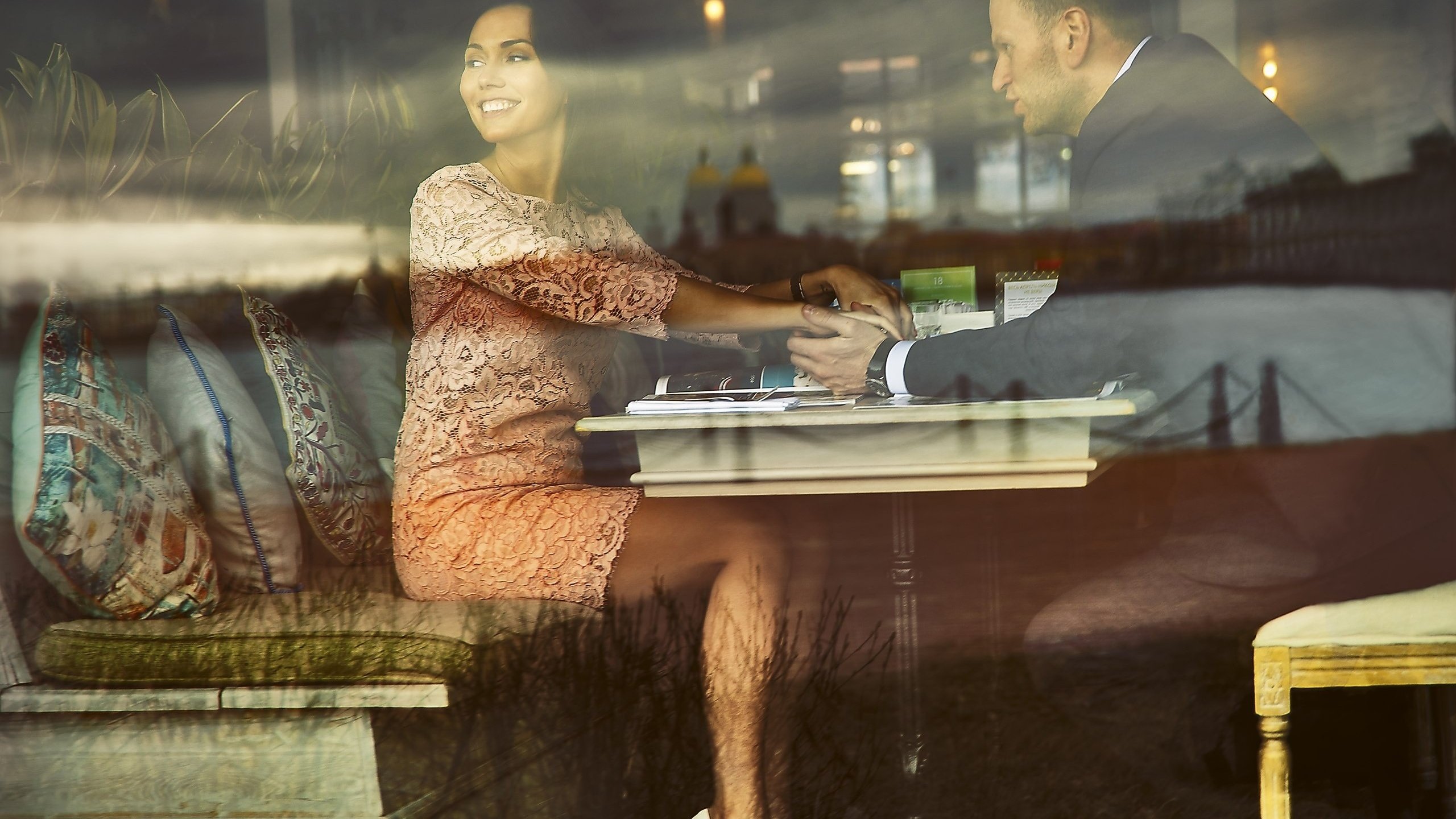 Муж ждет жену за дверью. Девушка в кафе у окна. Девушка ждет. Мужчина и женщина за столиком. Девушка сидит в кафе.