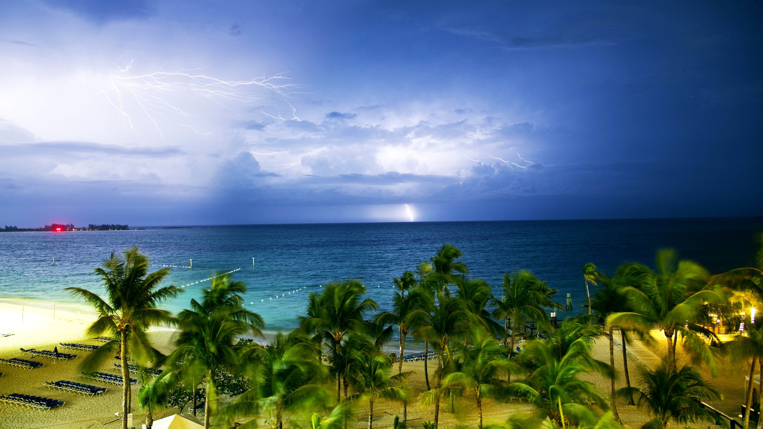Обои тучи, тропики, море, багамы, песок, пасмурно, пляж, багамские острова, горизонт, побережье, пальмы, молнии, clouds, tropics, sea, bahamas, sand, overcast, beach, horizon, coast, palm trees, zipper разрешение 3000x2000 Загрузить