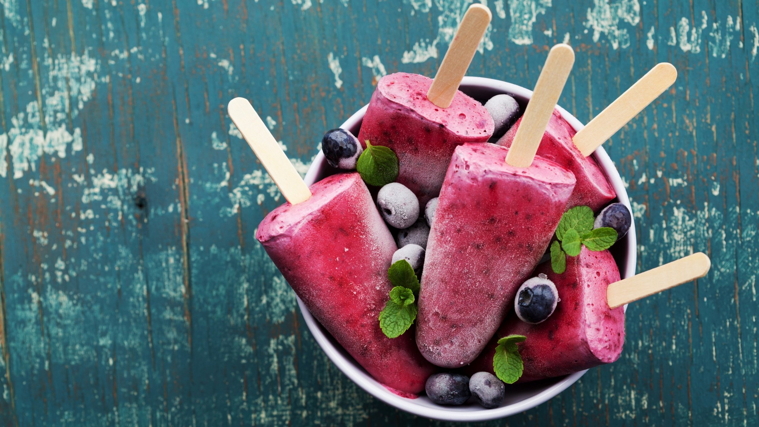 Обои мороженое, ягоды, черника, десерт, фруктовое мороженое, ice cream, berries, blueberries, dessert, popsicles разрешение 2560x1707 Загрузить